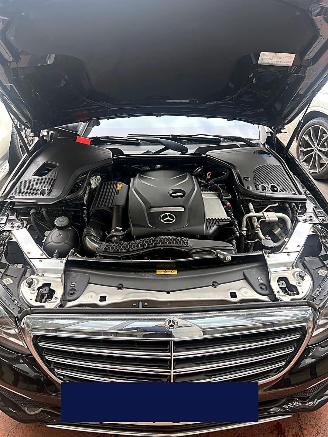 벤츠 E300 엔진룸 전경