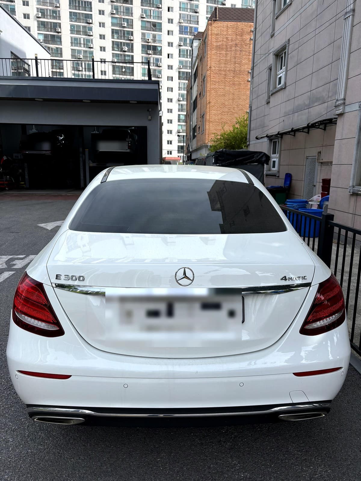 정비 완료 후 벤츠 E300 후면
