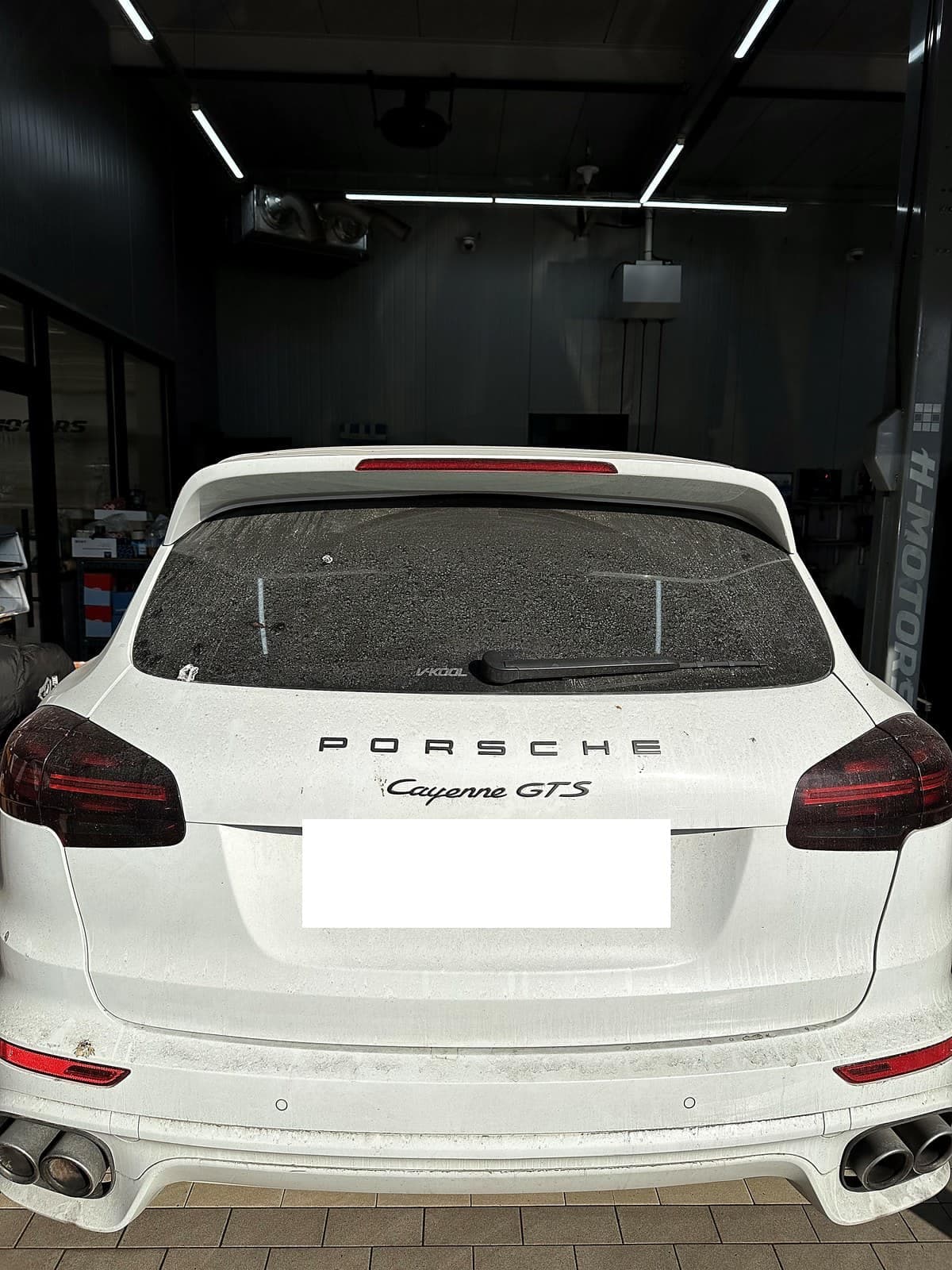 광주 H모터스에 에어서스펜션 누기로 입고된 포르쉐 카이엔 GTS 후면