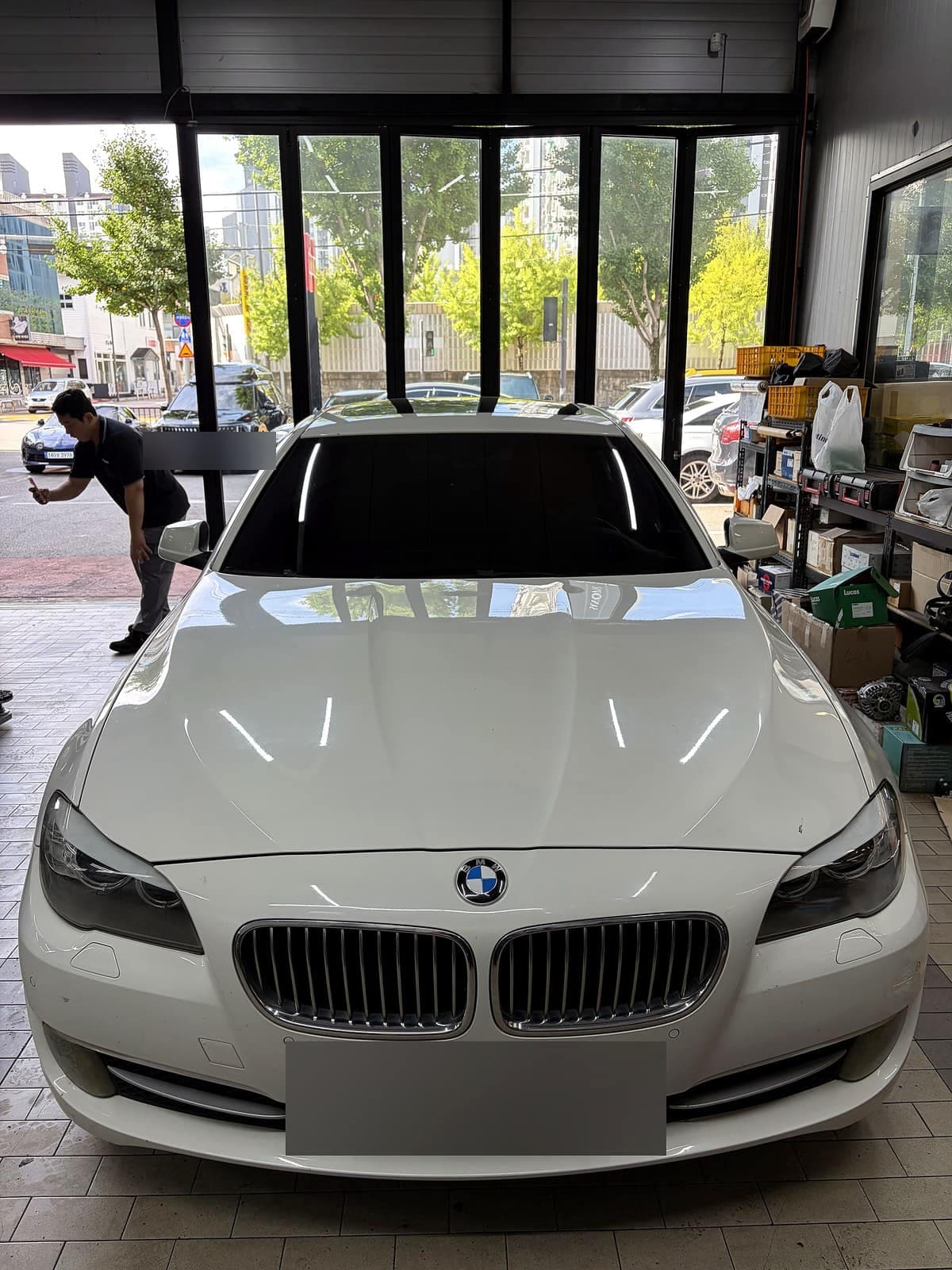 BMW 520D 전면, 오일 누유 점검을 위해 입고된 모습