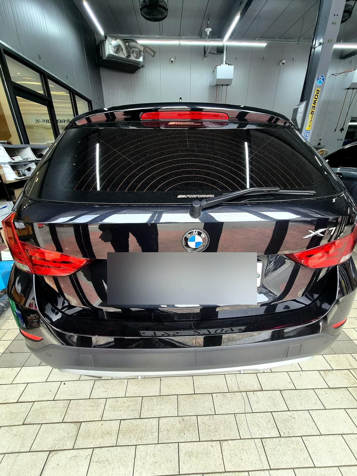 배터리 충전 안됨 경고로 입고된 BMW X1 후면