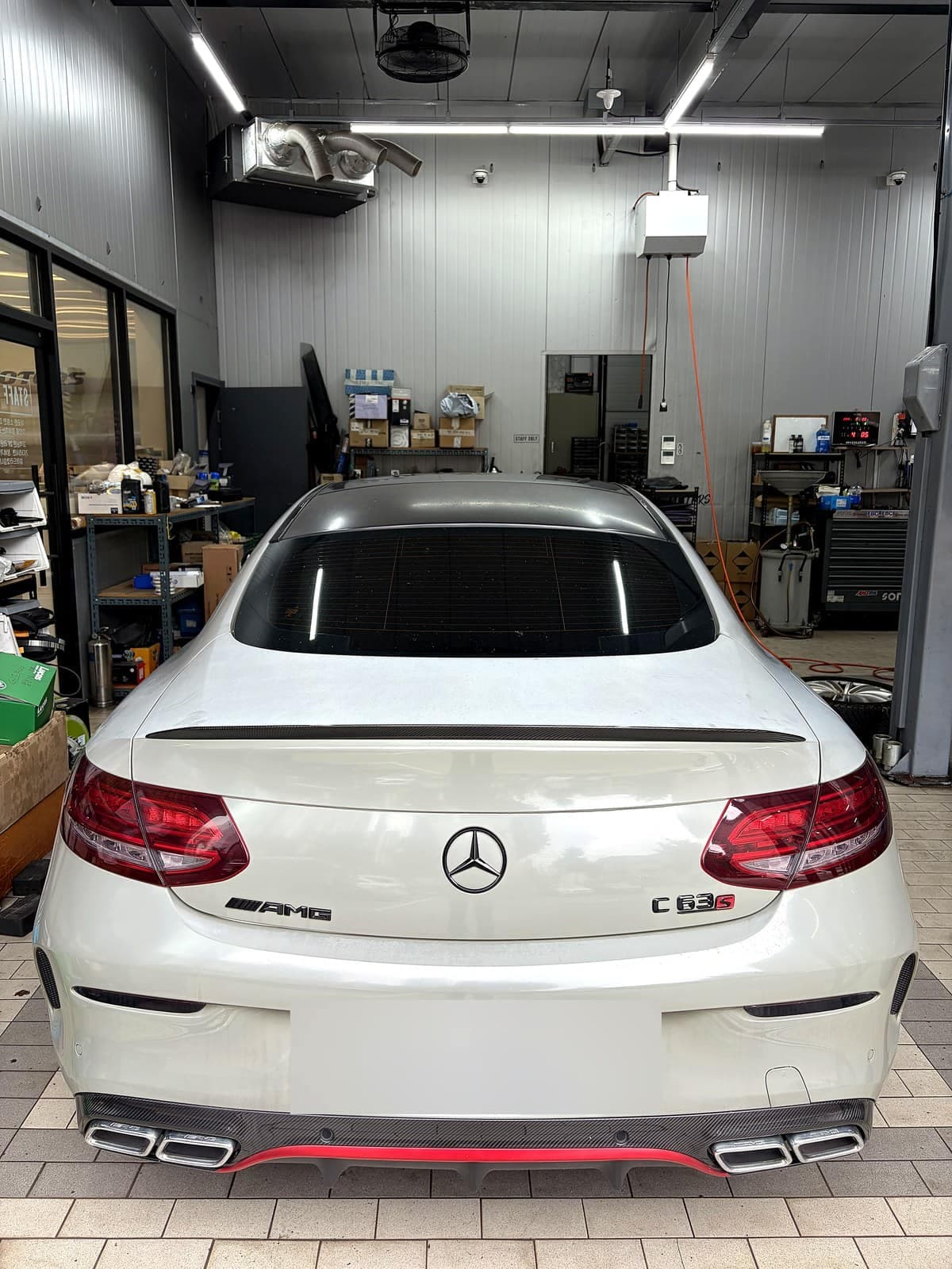 쌍촌본점 H모터스에 입고된 무광 실버 벤츠 AMG C63 S 쿠페 후면, AMG 배지와 C 63 S 배지
