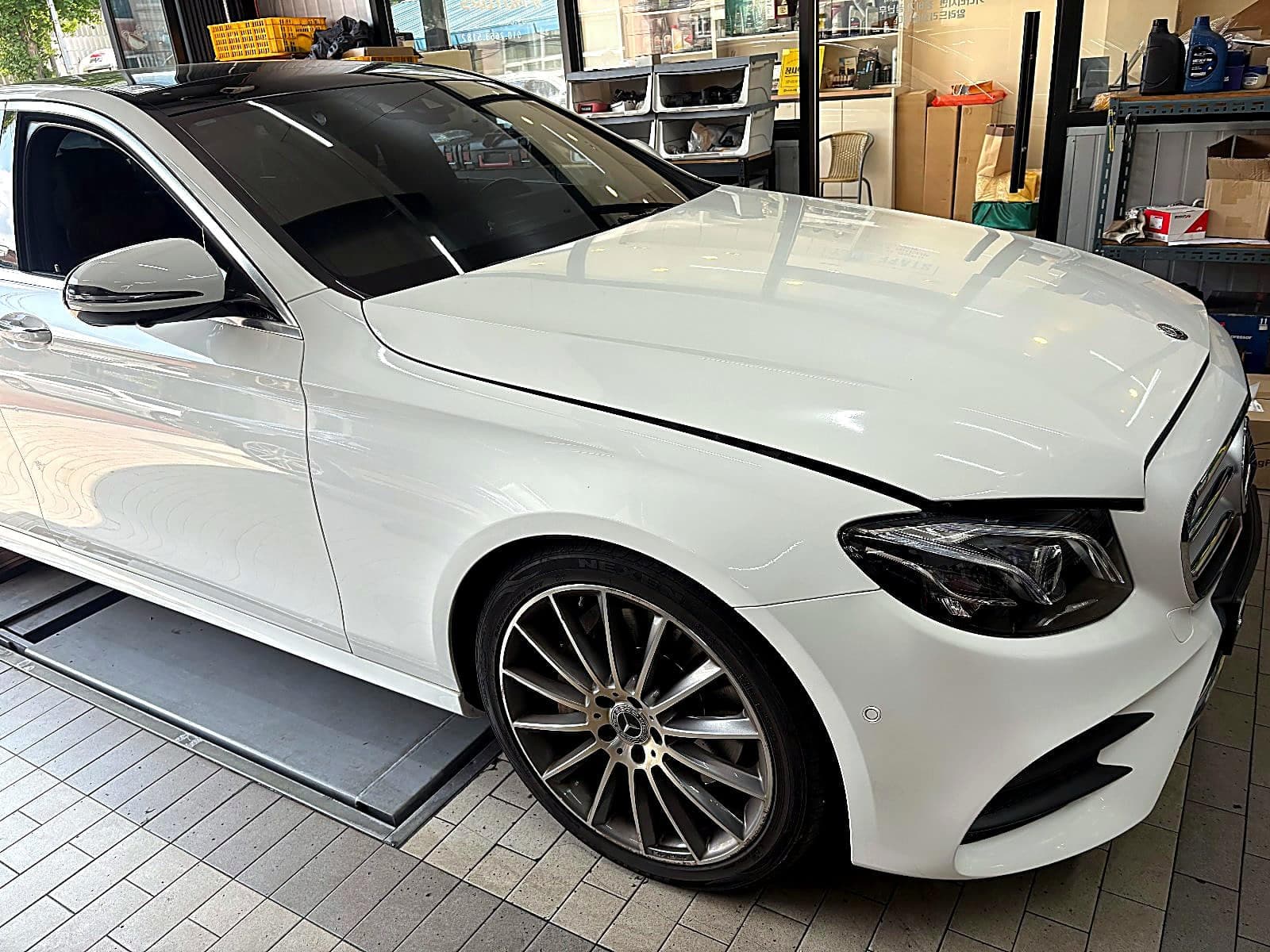 쌍촌본점 H모터스에 앞 등속조인트 교환으로 입고된 흰색 벤츠 E300 4MATIC 앞모습