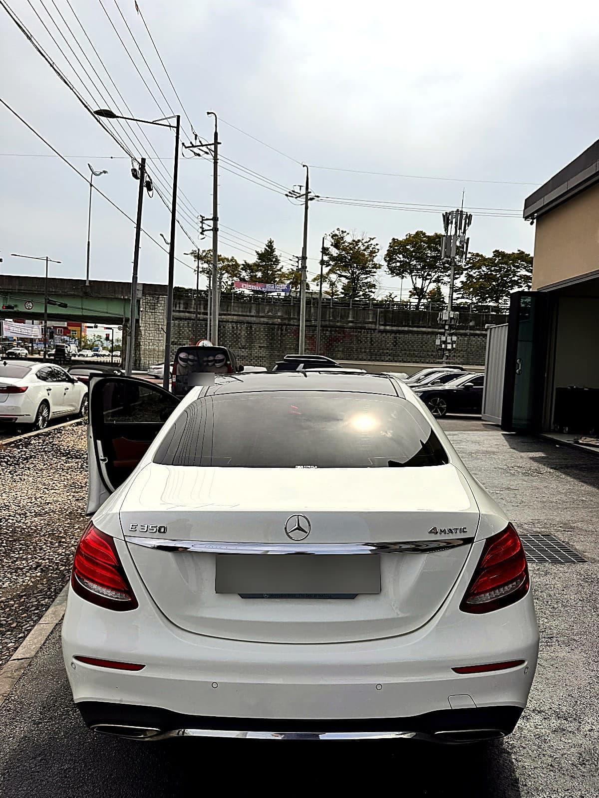 광주 수완광산점 H모터스에 엔진 경고등으로 입고된 흰색 벤츠 E350 4MATIC 후면, 트렁크의 E350과 4MATIC 엠블럼
