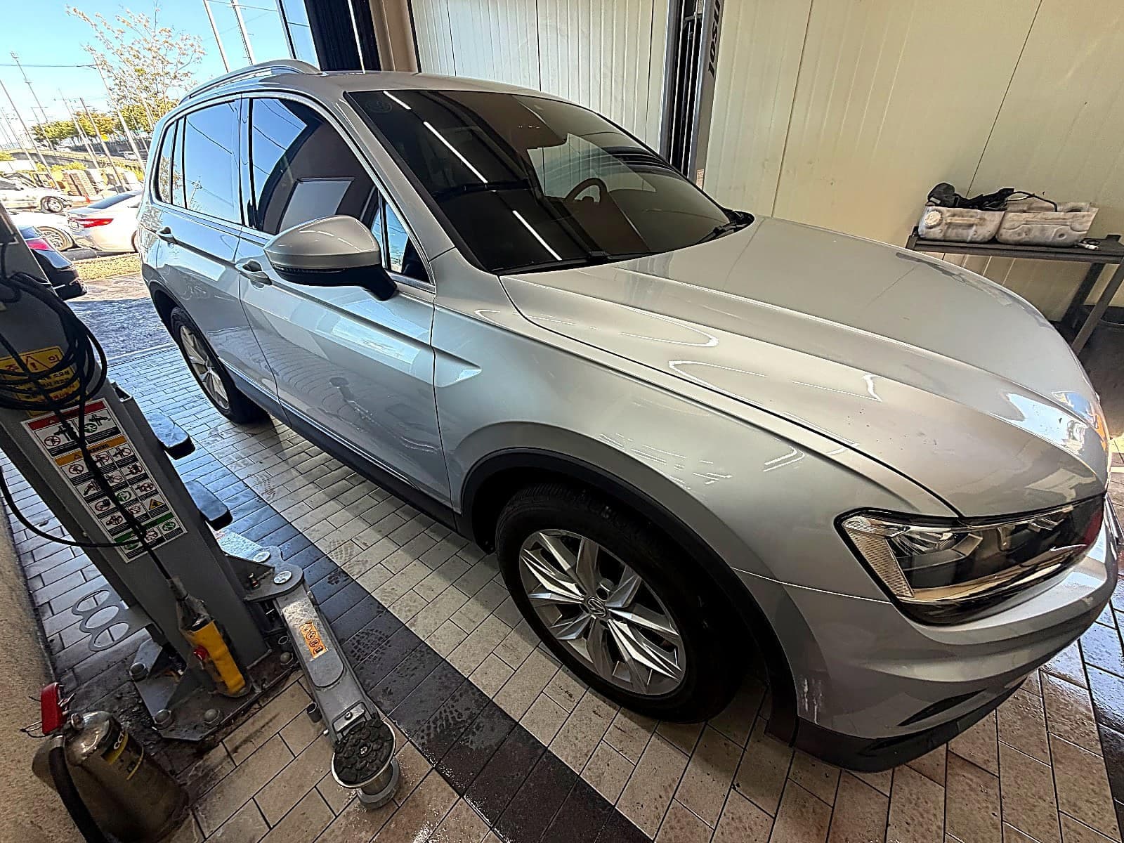 입고된 은색 폭스바겐 티구안 2.0 TDI 측면