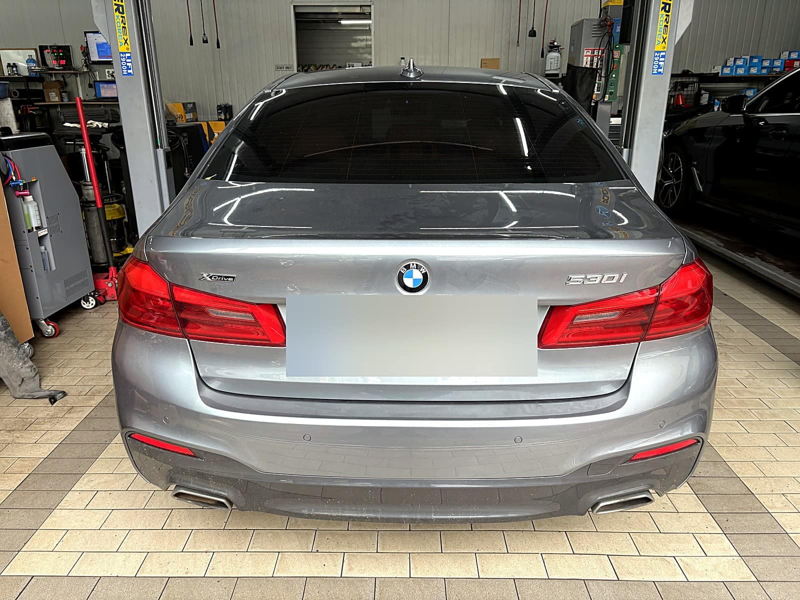 광주 H모터스에 입고된 BMW 530i 후면