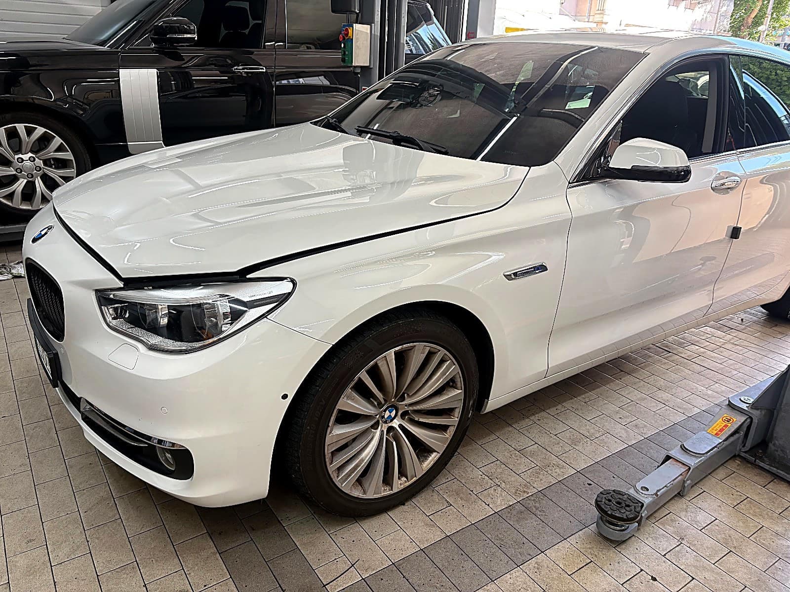 입고된 흰색 BMW 5시리즈 GT 측면