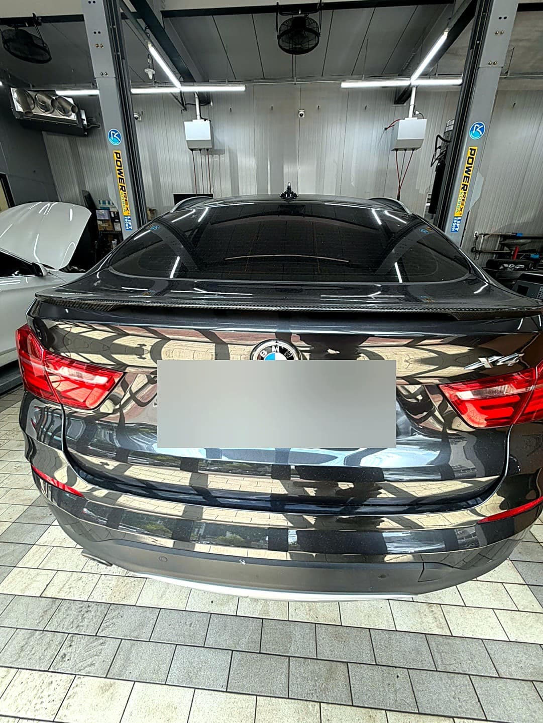 광주 H모터스에 입고된 BMW X4 후면