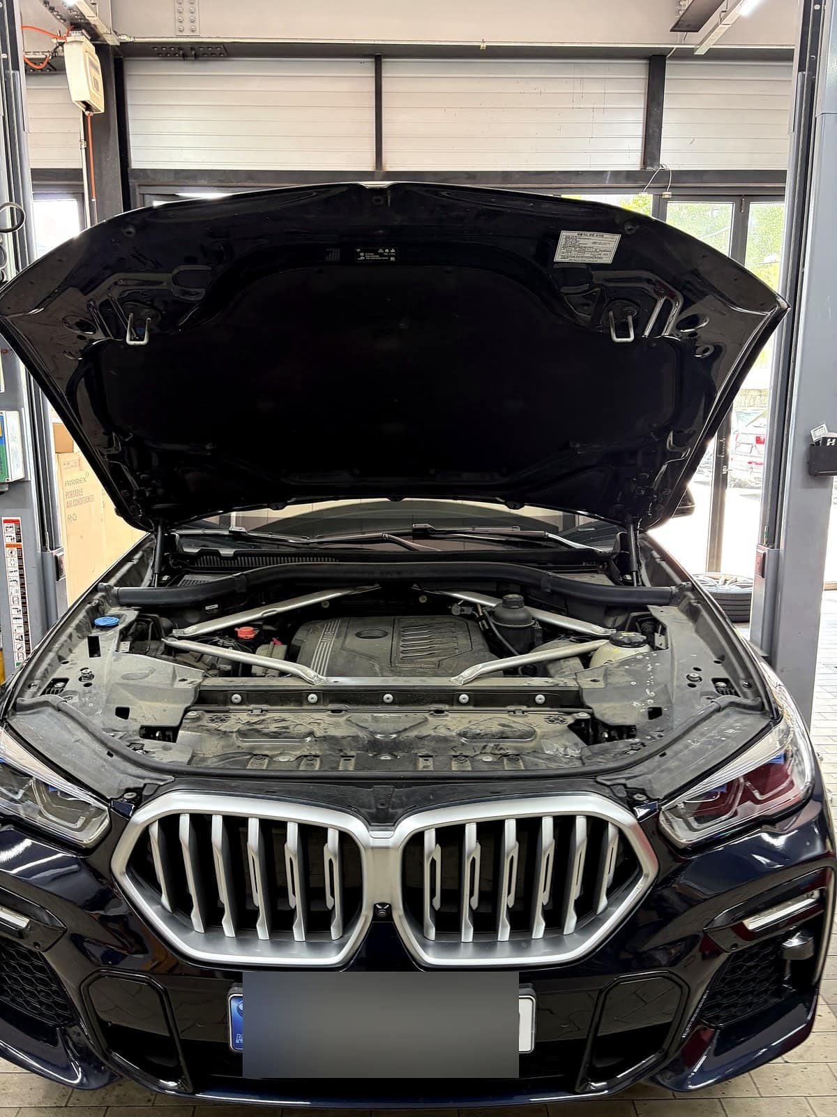 쌍촌본점 H모터스에 엔진오일 경고로 입고된 BMW X6 외관
