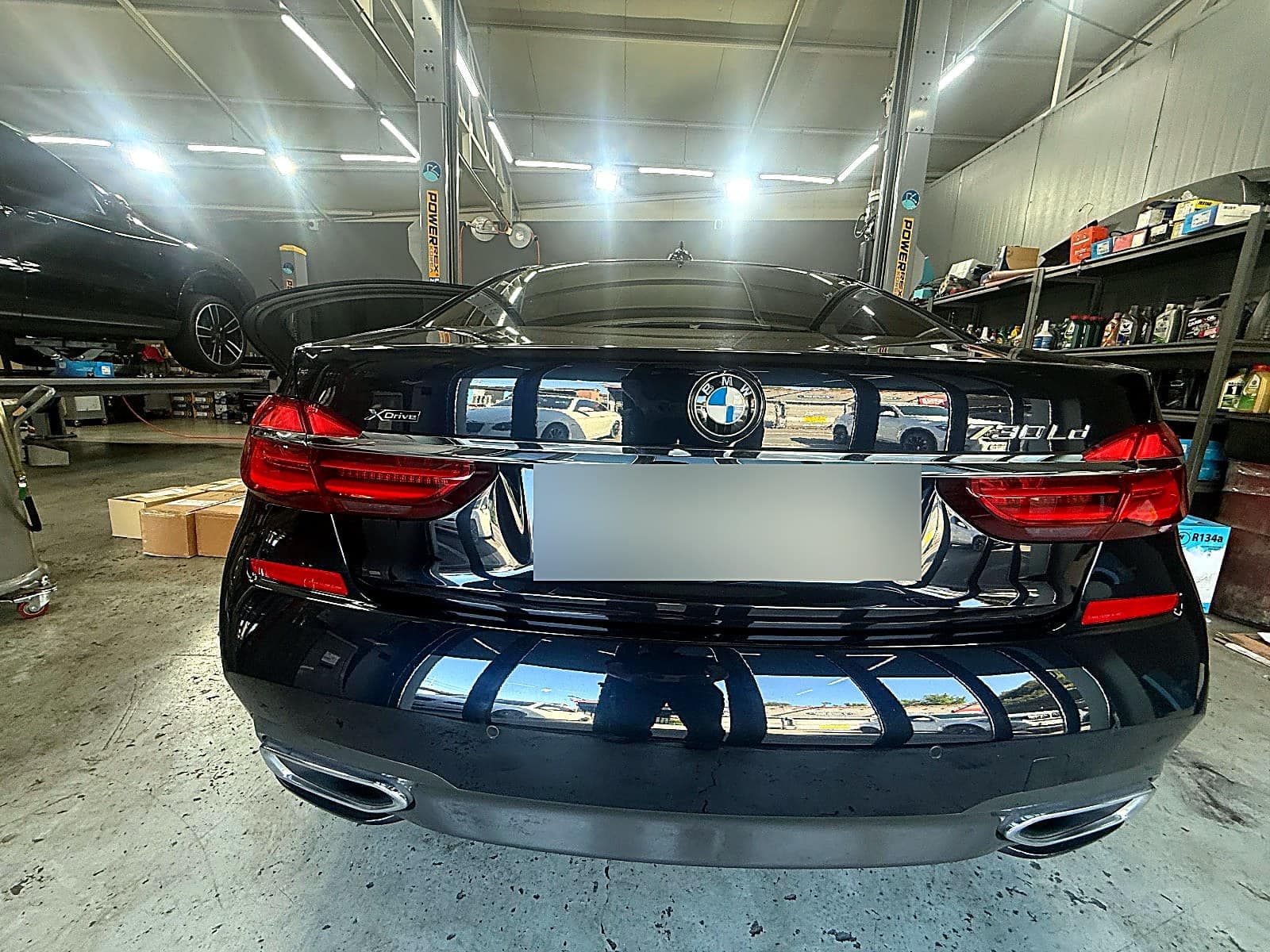 순천점 H모터스에 주행 중 쉭쉭 소음으로 입고된 BMW 730Ld 후면