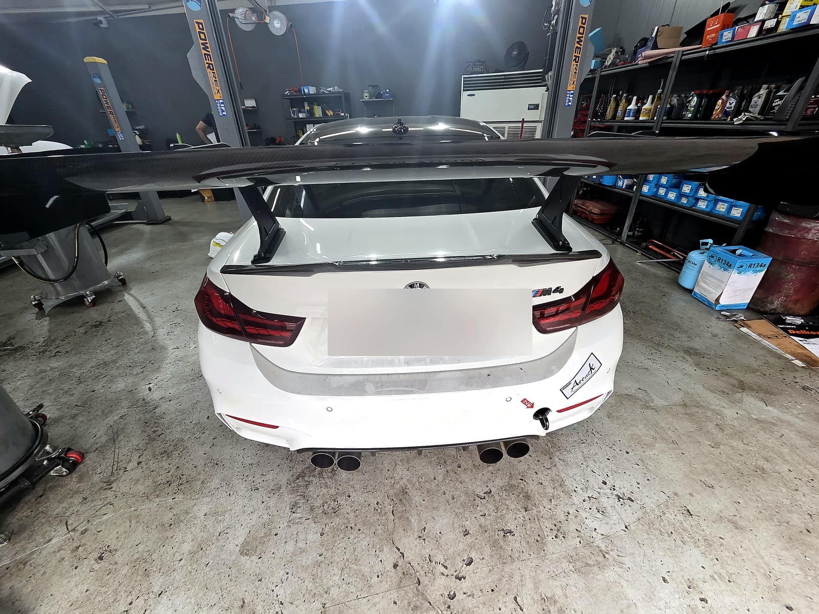 순천 H모터스에 얼라이먼트 조정 불가로 입고된 BMW M4 외관