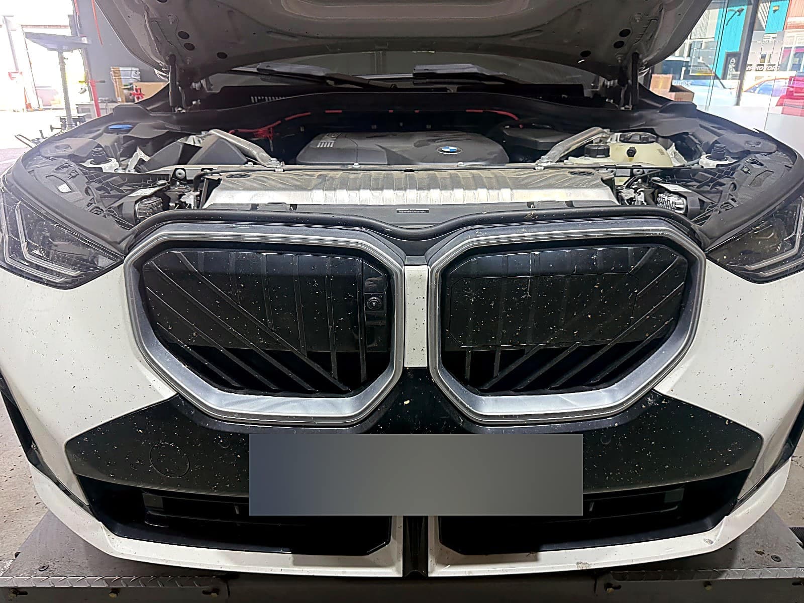 순천 H모터스에 입고된 흰색 BMW 신형 X3(G45) 정면, 신형 키드니 그릴