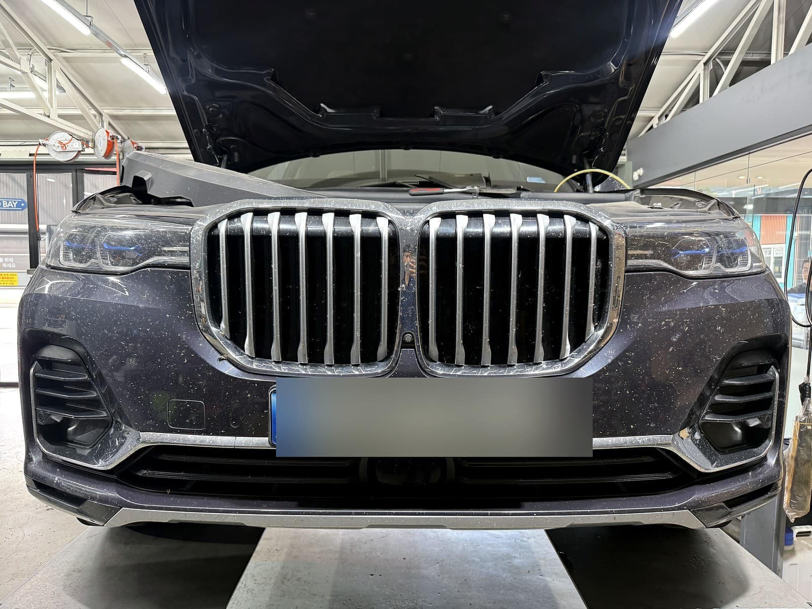 순천 H모터스에 엔진오일 교환으로 입고된 BMW X7 외관