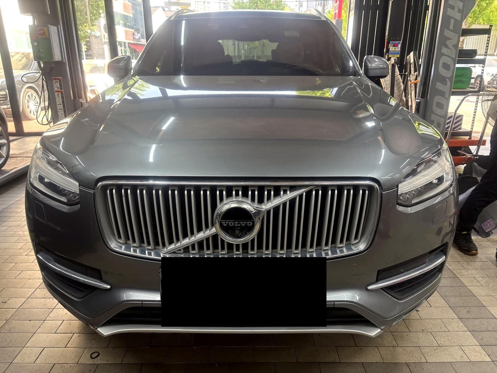 광주 H모터스에 브레이크 점검으로 입고된 볼보 XC90 T6 전면
