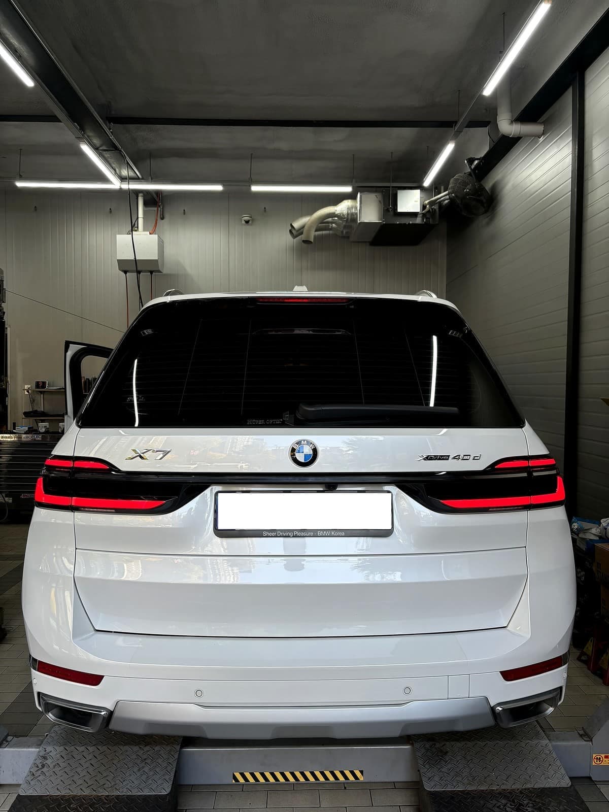 광주 H모터스에 연료필터 교체로 입고된 BMW X7 xDrive 40d 후면
