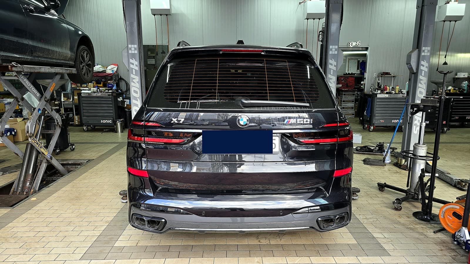 광주 H모터스에 입고된 BMW X7 M60i xDrive 후면 모습