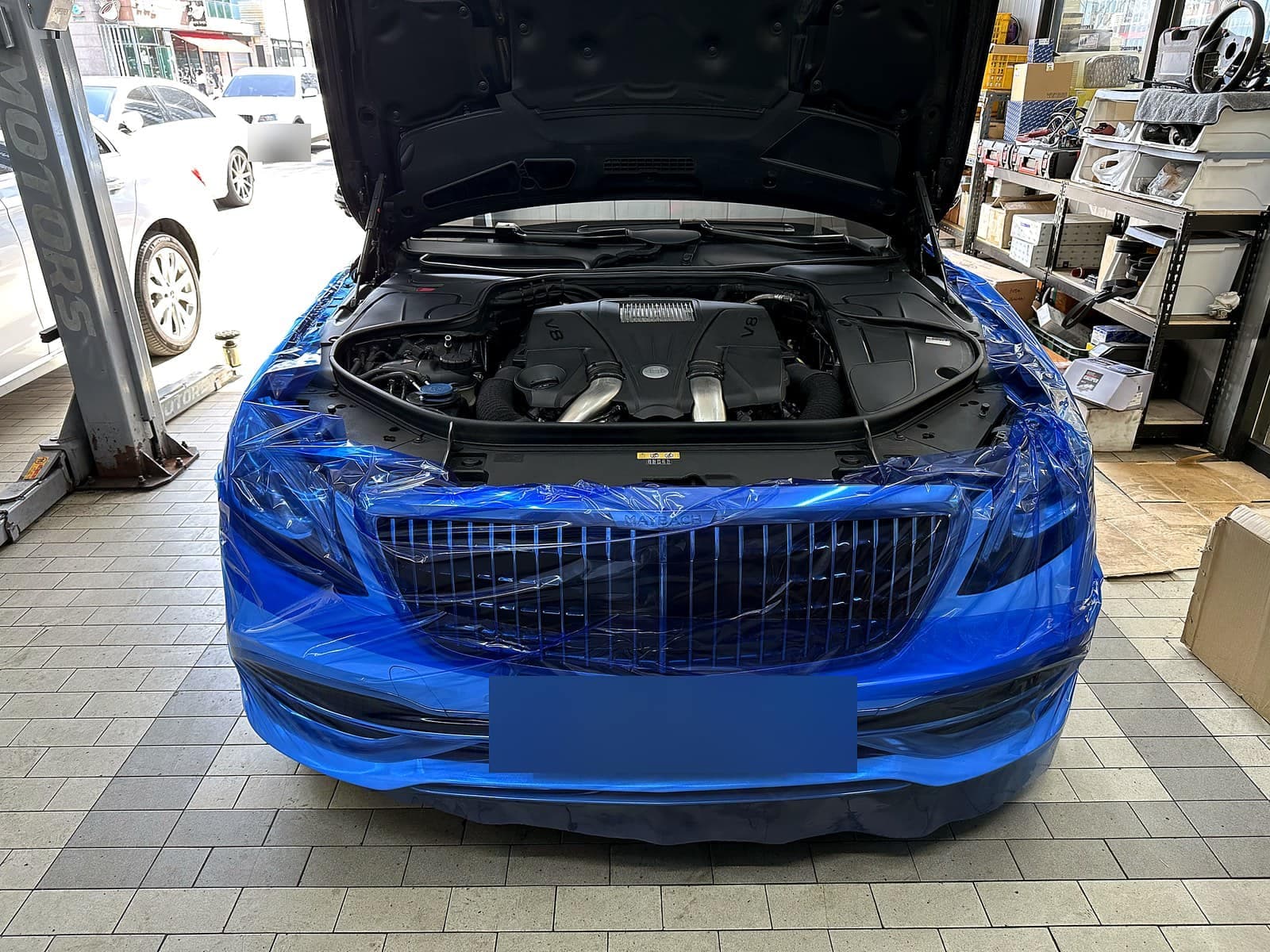 쌍촌본점 H모터스에 냉각수 누수로 입고된 흰색 벤츠 마이바흐 S560, 보닛을 열고 보호 필름을 씌운 모습