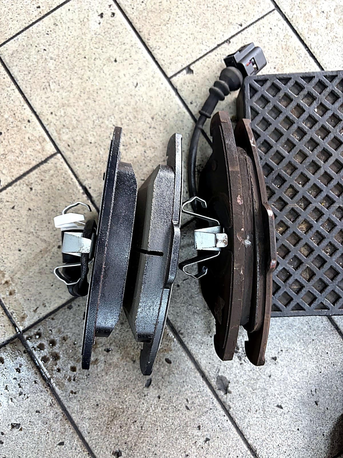 티구안에서 떼어 낸 앞 브레이크 패드