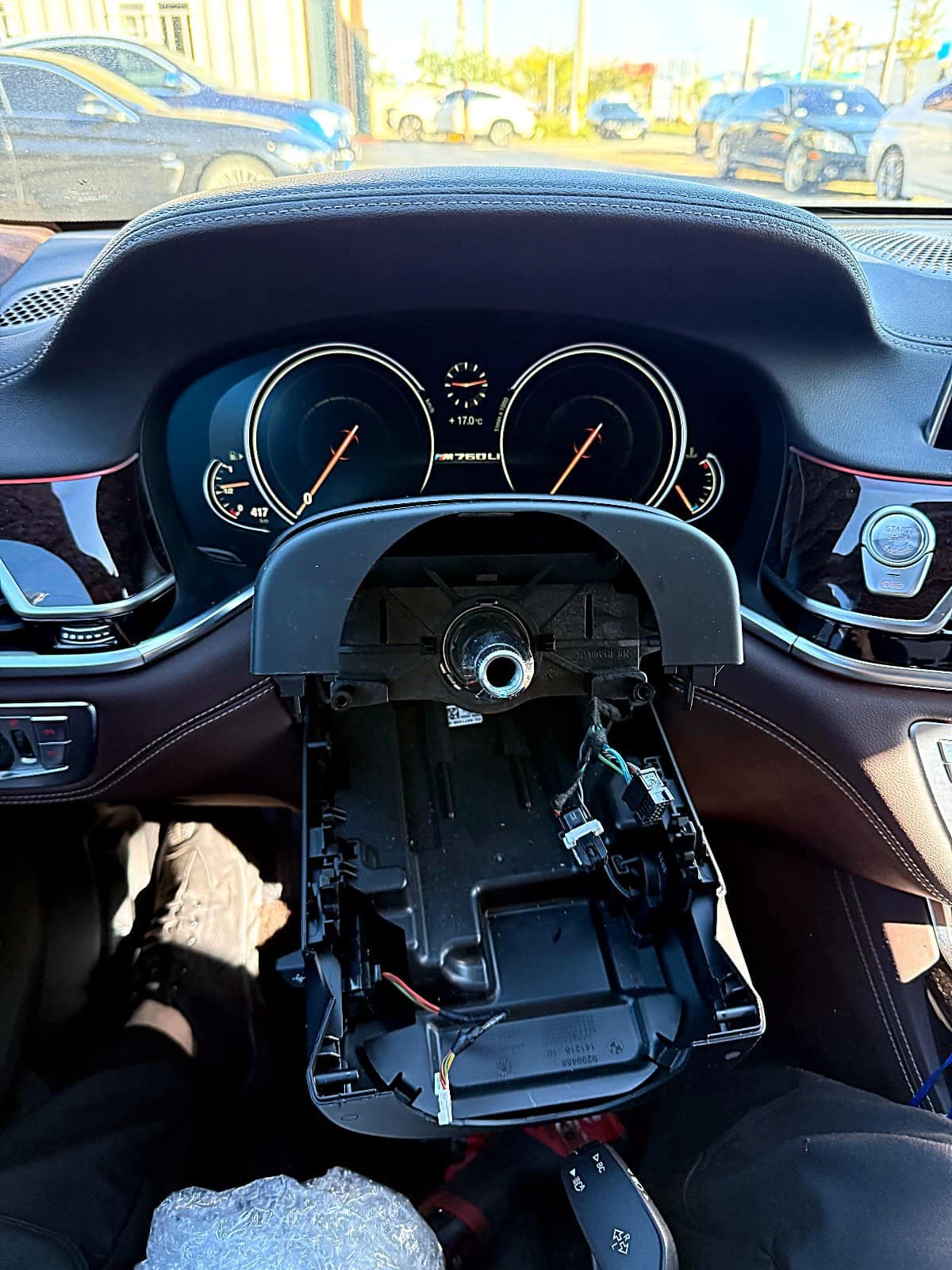 BMW 7시리즈 핸들 기둥을 분해한 모습