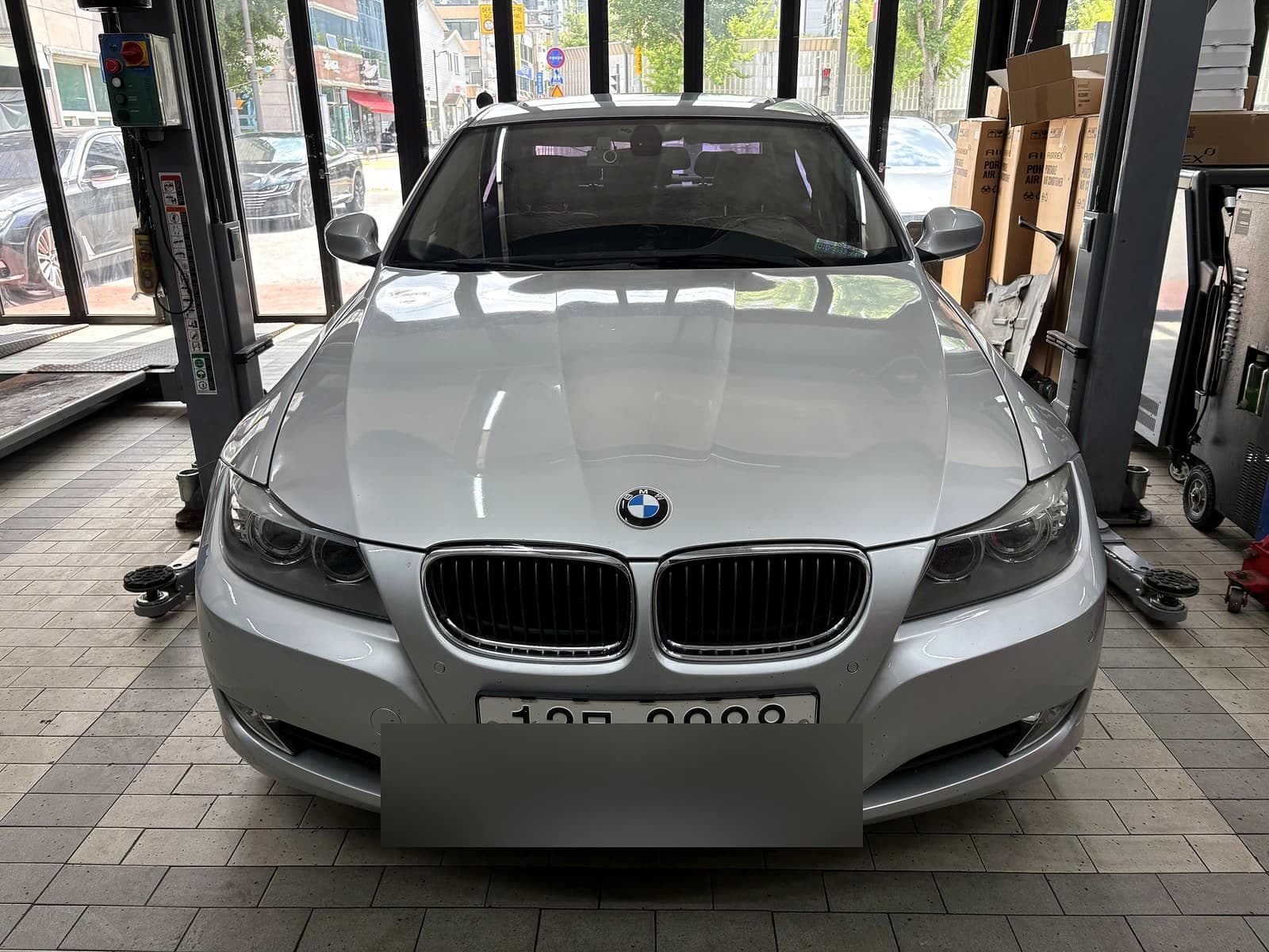 쌍촌본점 H모터스에 방향지시등 고장으로 입고된 BMW 320d(E90) 외관