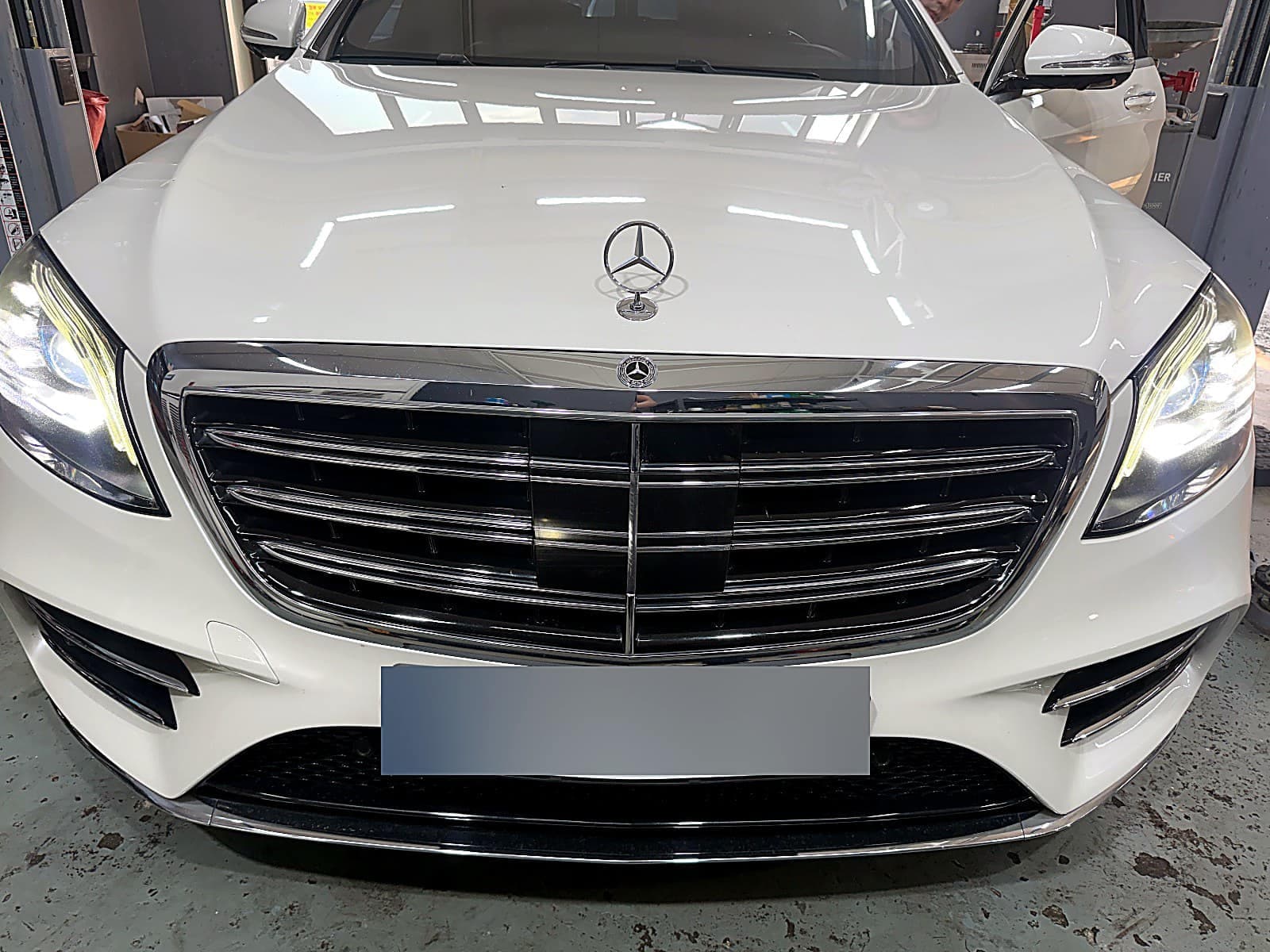 순천 H모터스에 앞 하체 정비로 입고된 흰색 벤츠 S클래스 W222 정면