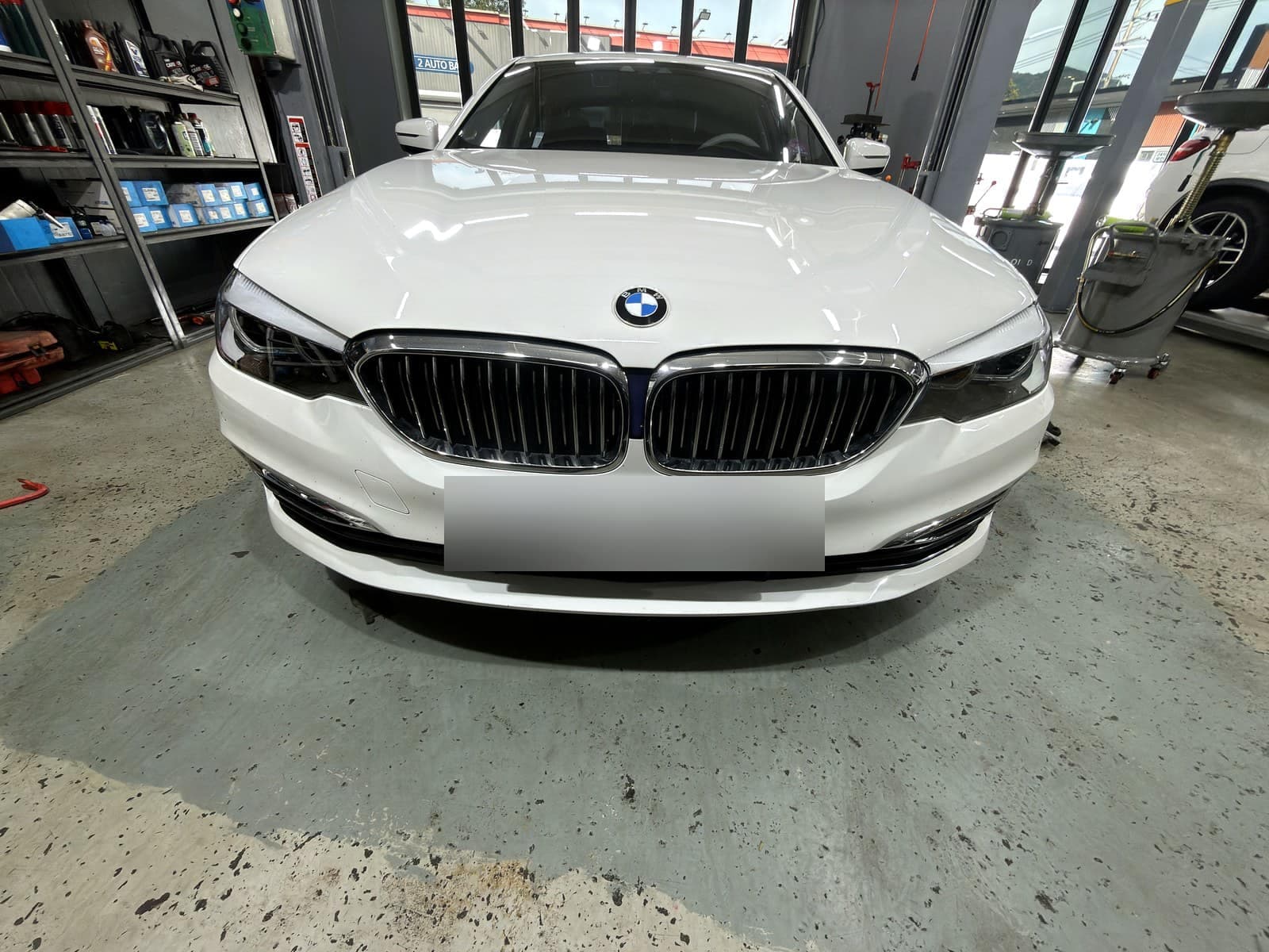순천 H모터스에 엔진 진동 증상으로 입고된 BMW 520 외관