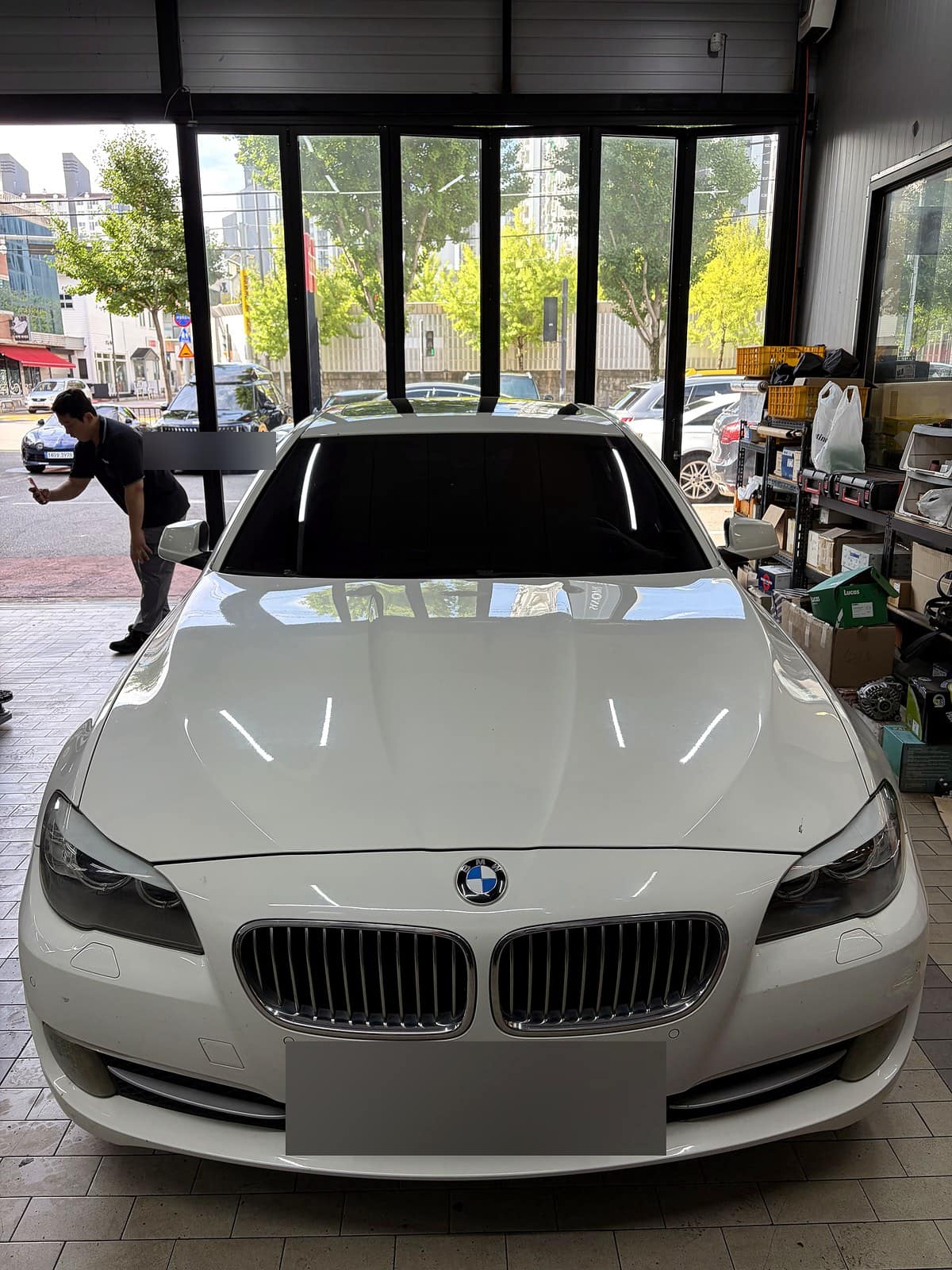 BMW 520D 전면, 오일 누유 점검을 위해 입고된 모습