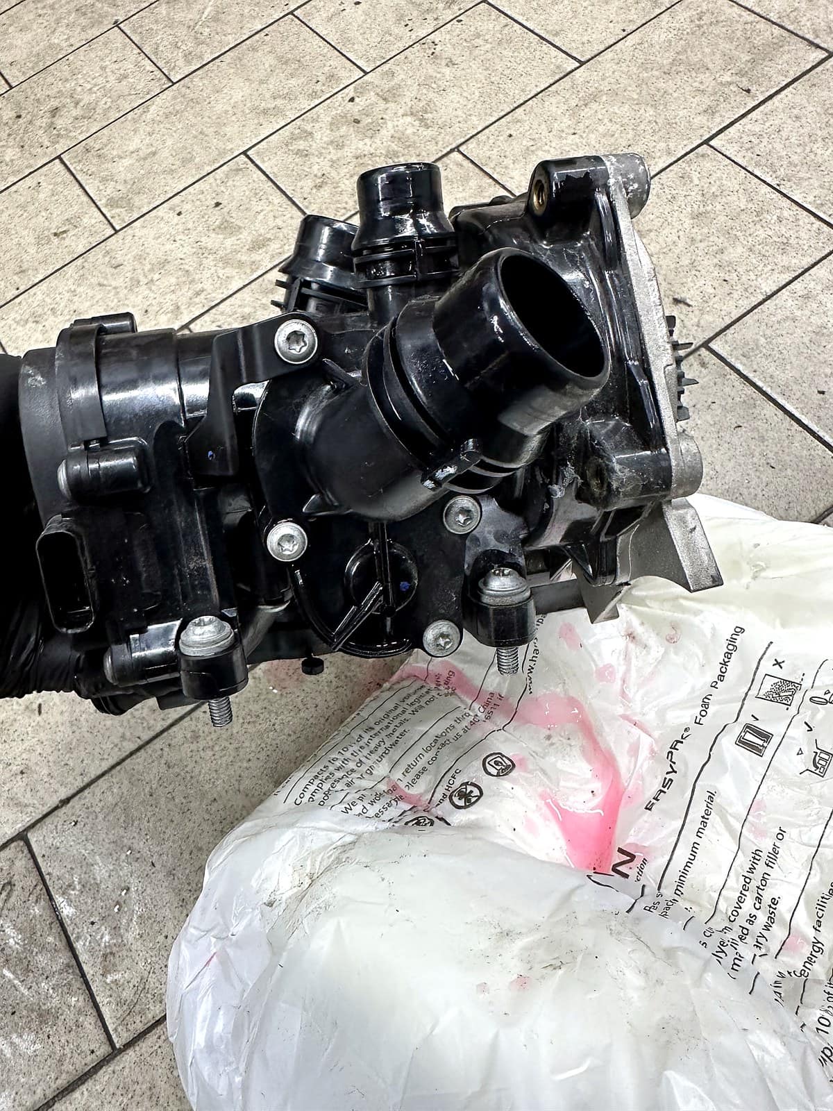 아우디 A3 40TFSI 엔진에 장착 중인 신품 워터펌프·서모스탯