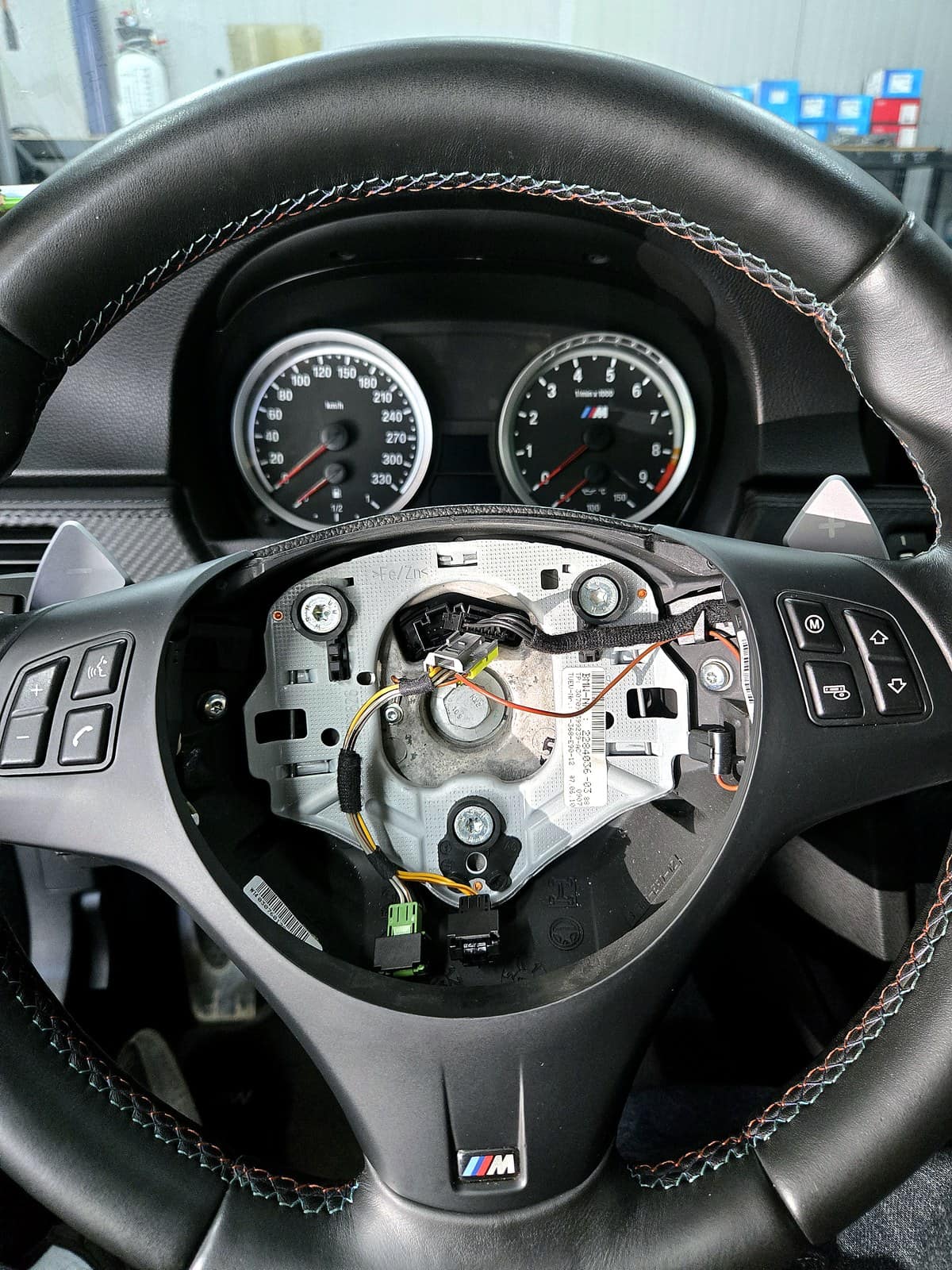 BMW M3(E92) 스티어링휠 뒷면 에어백·버튼 배선 커넥터를 연결하는 모습