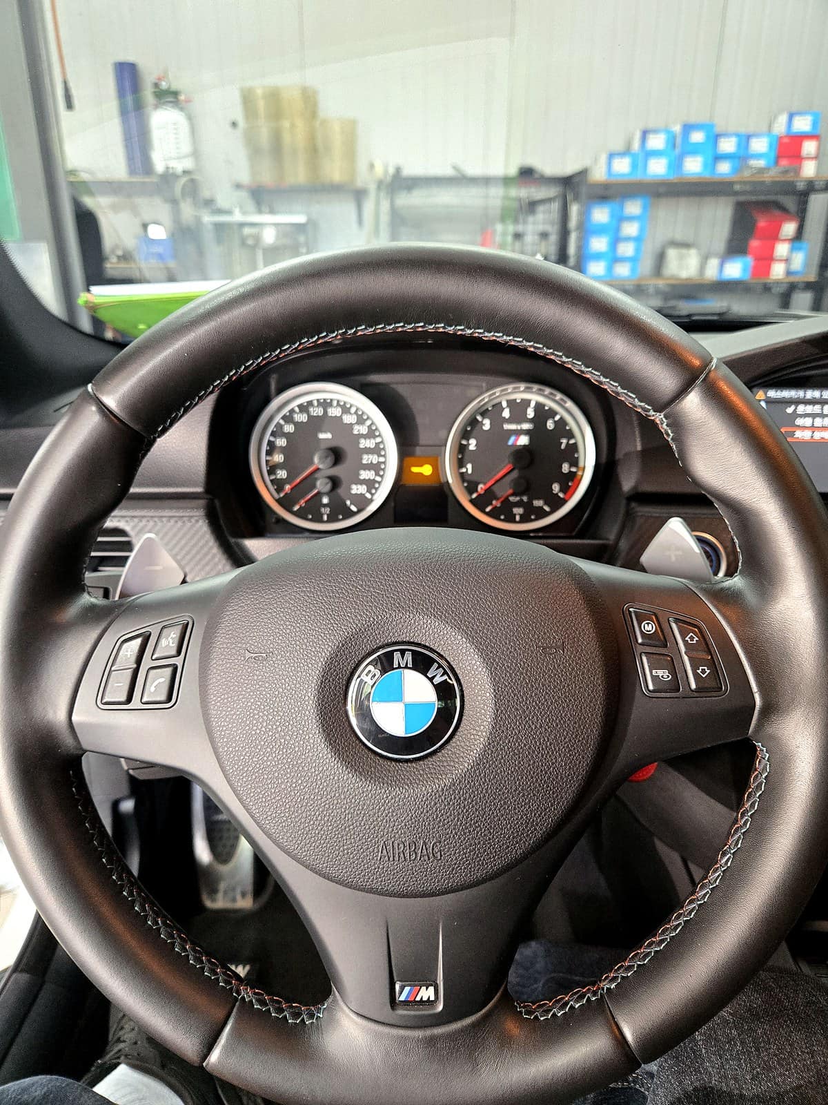 BMW M3(E92)에 매그네틱 패들시프트 스티어링휠 장착을 완료한 모습