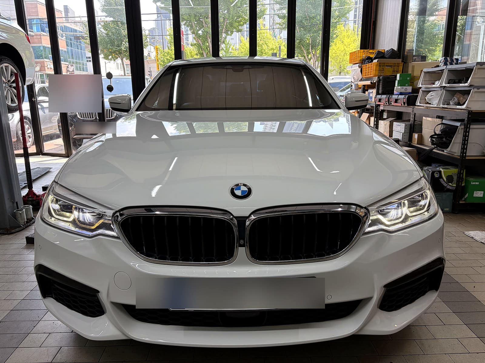 쌍촌본점 H모터스에 헤드라이트 엔젤아이 황변 증상으로 입고된 BMW 5시리즈
