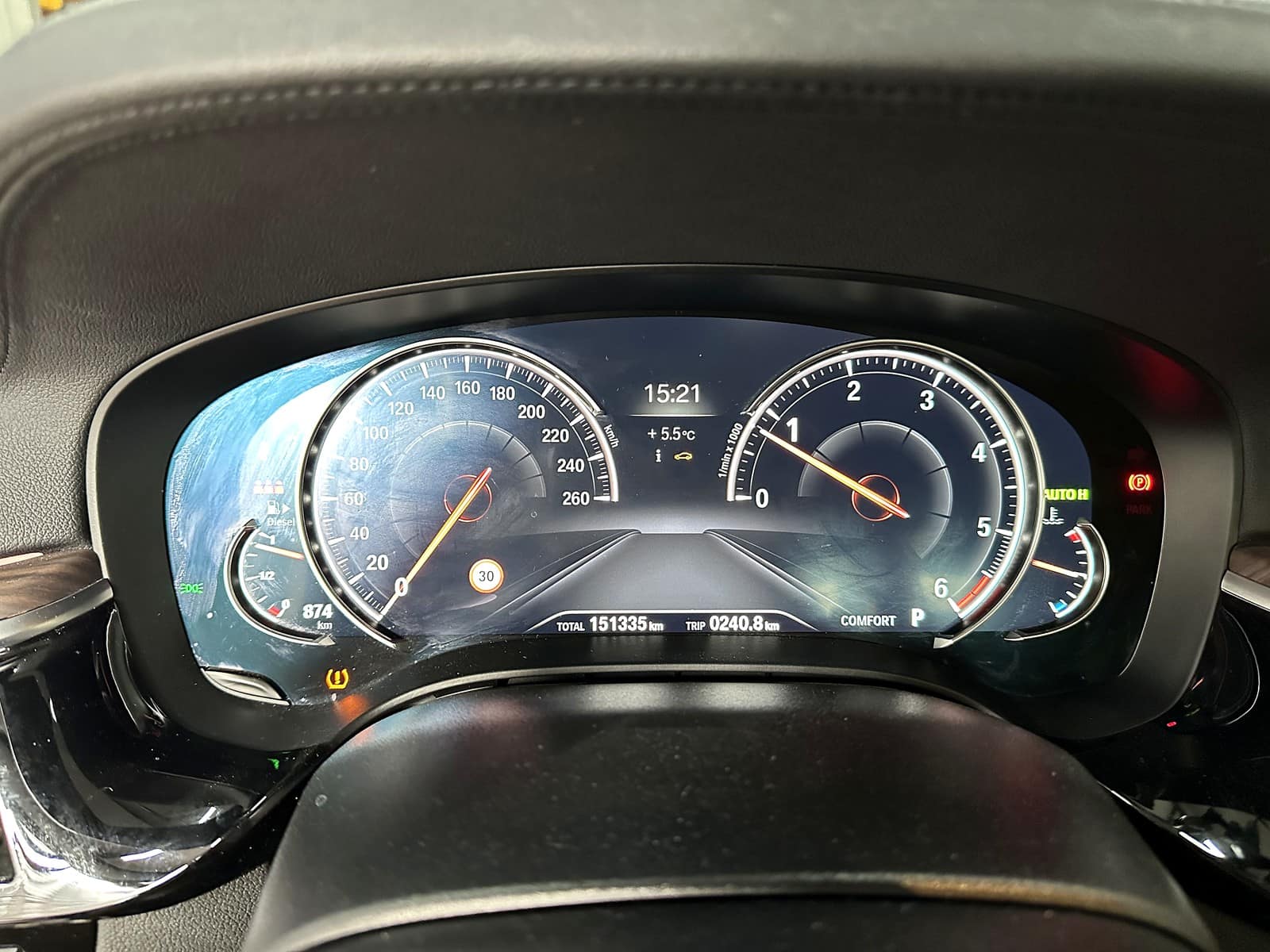 BMW 520d 계기판, 주행거리 151,335km와 타이어 공기압 경고등 점등 화면