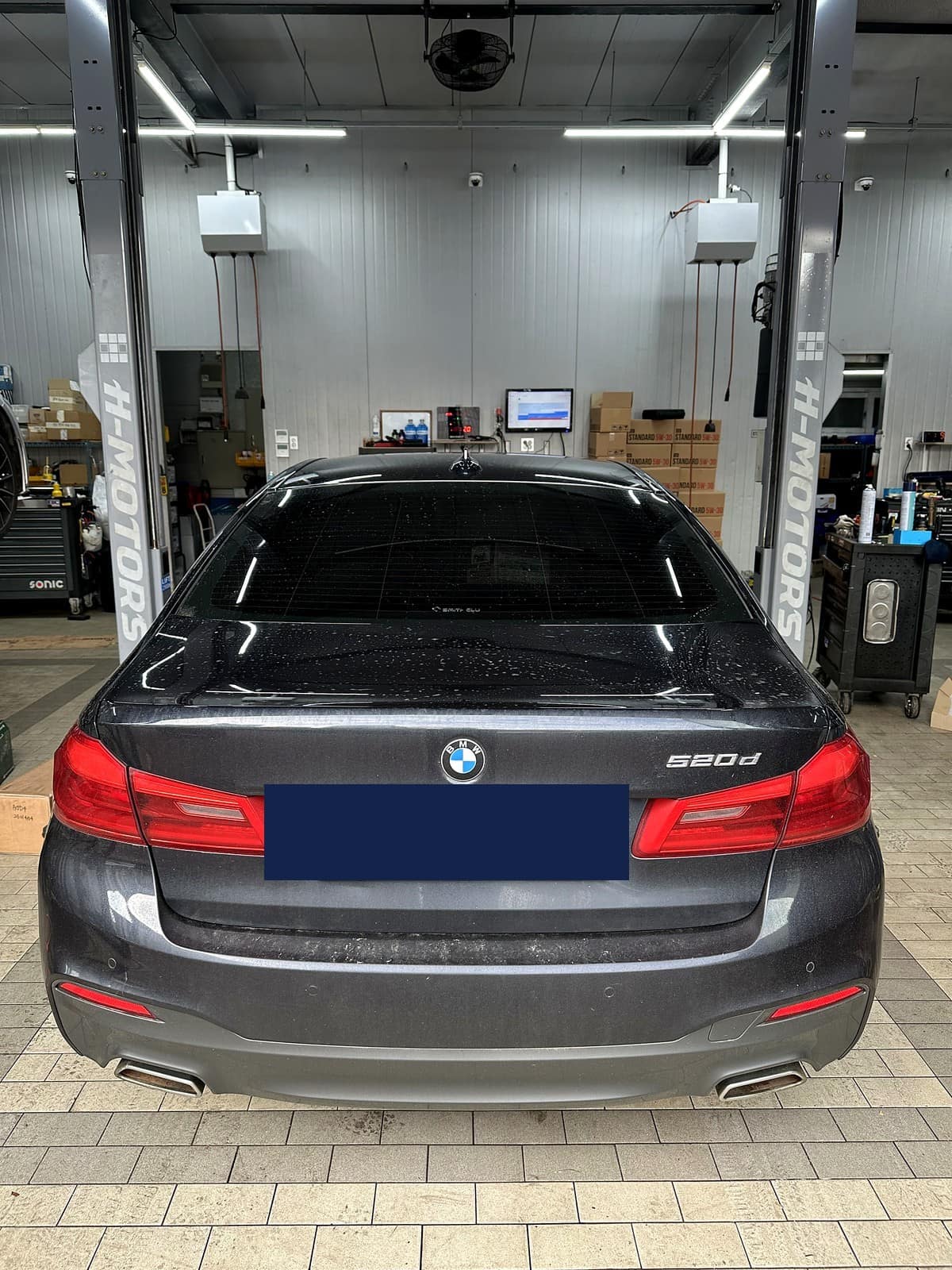 광주 H모터스에 입고된 BMW 520d 후면, 리프트에 올라간 모습
