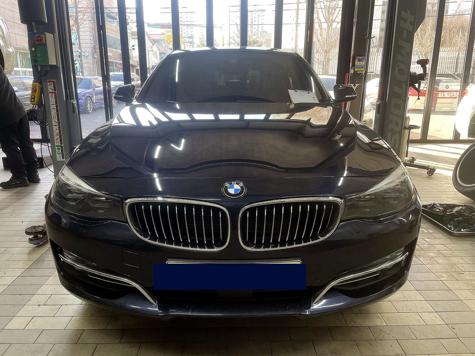 광주 H모터스에 입고된 BMW 3시리즈 GT 전면 모습