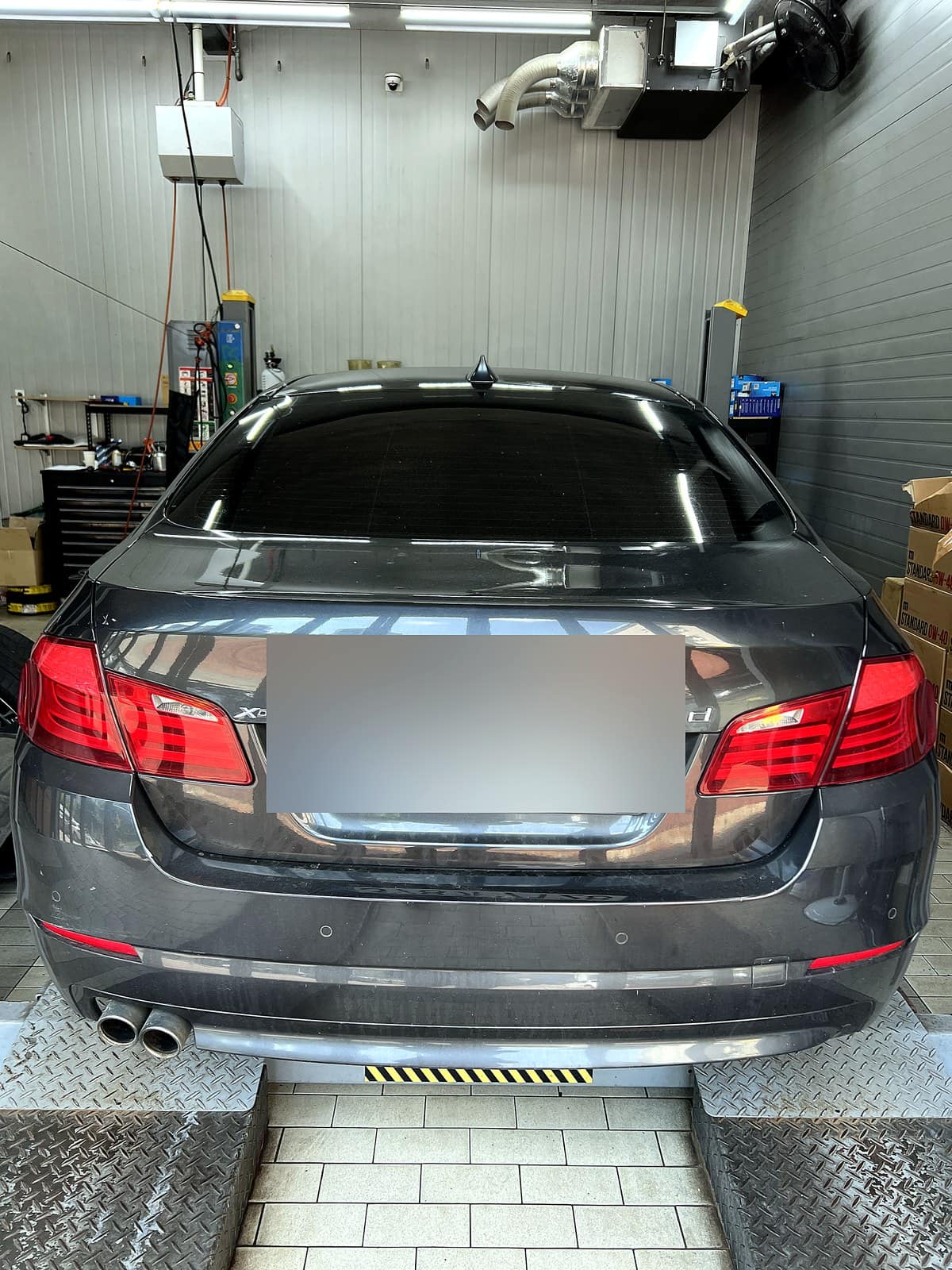 BMW 520d 에어컨 바람 안나옴 증상으로 입고된 차량 후면