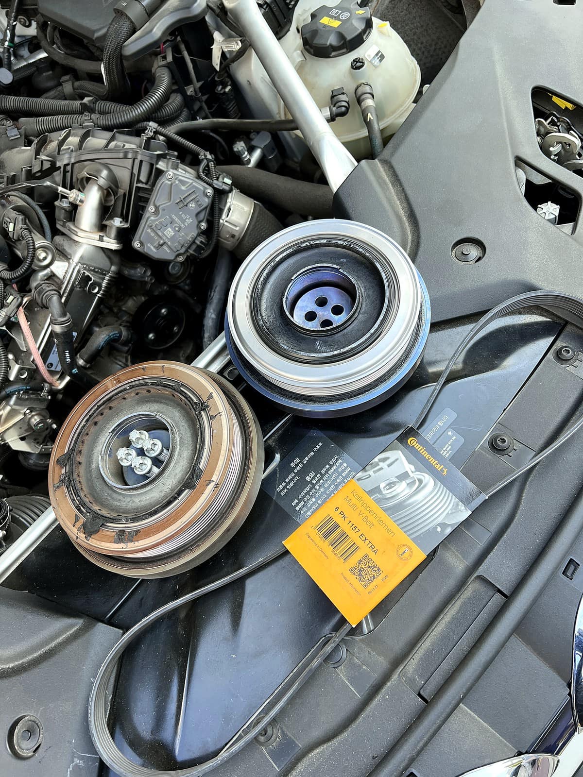 Continental 정품 멀티 V벨트로 교체 작업 중인 발전기 구동벨트