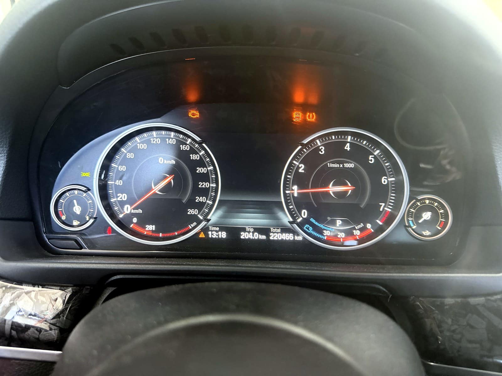 BMW 528i 계기판에 경고등이 점등된 모습, 주행거리 220,466km