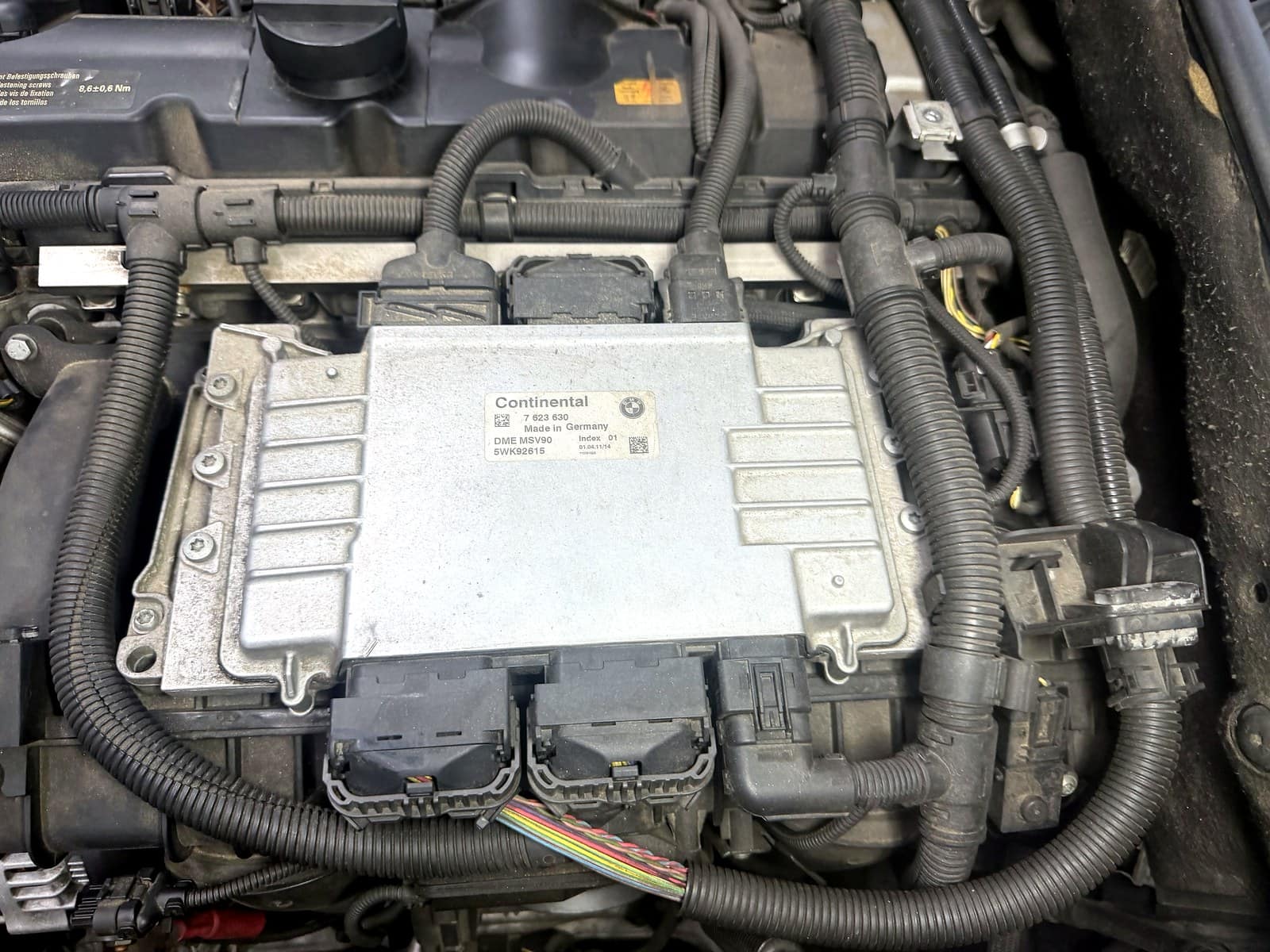 BMW 528i 엔진 제어유닛(DME) 모습