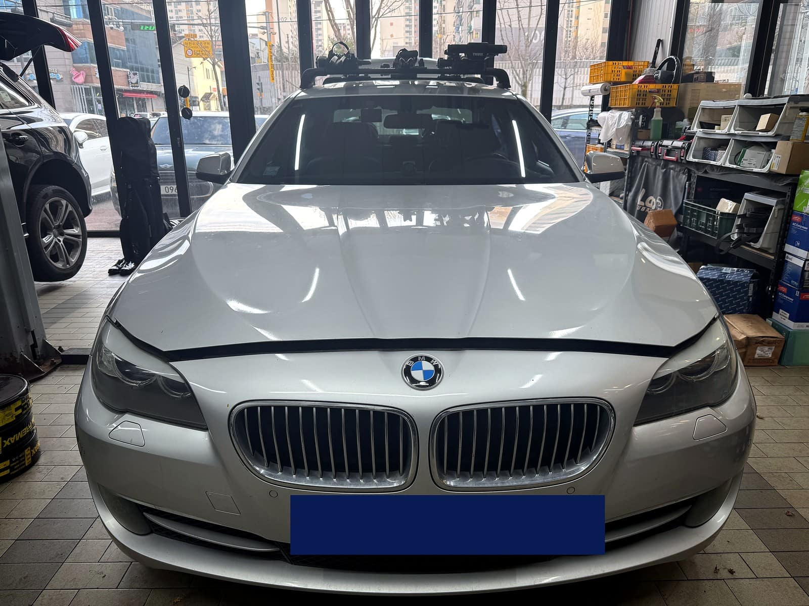 광주 H모터스에 입고된 BMW 528i 전면 모습