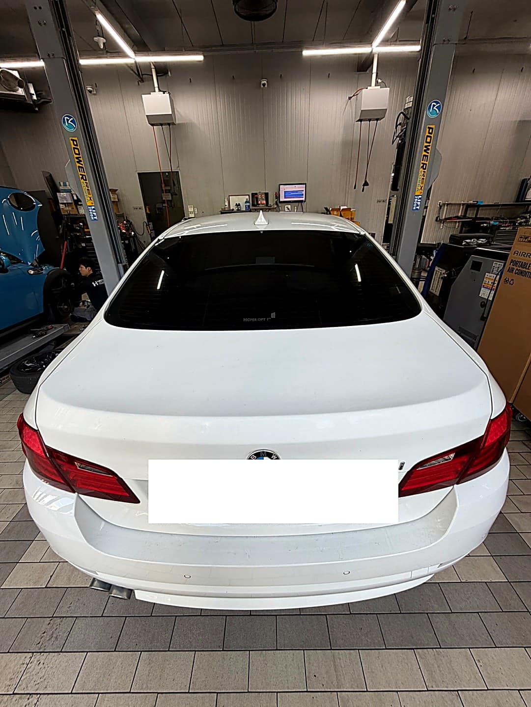 광주 H모터스에 간헐적 시동 꺼짐 증상으로 입고된 BMW 528i 뒷모습