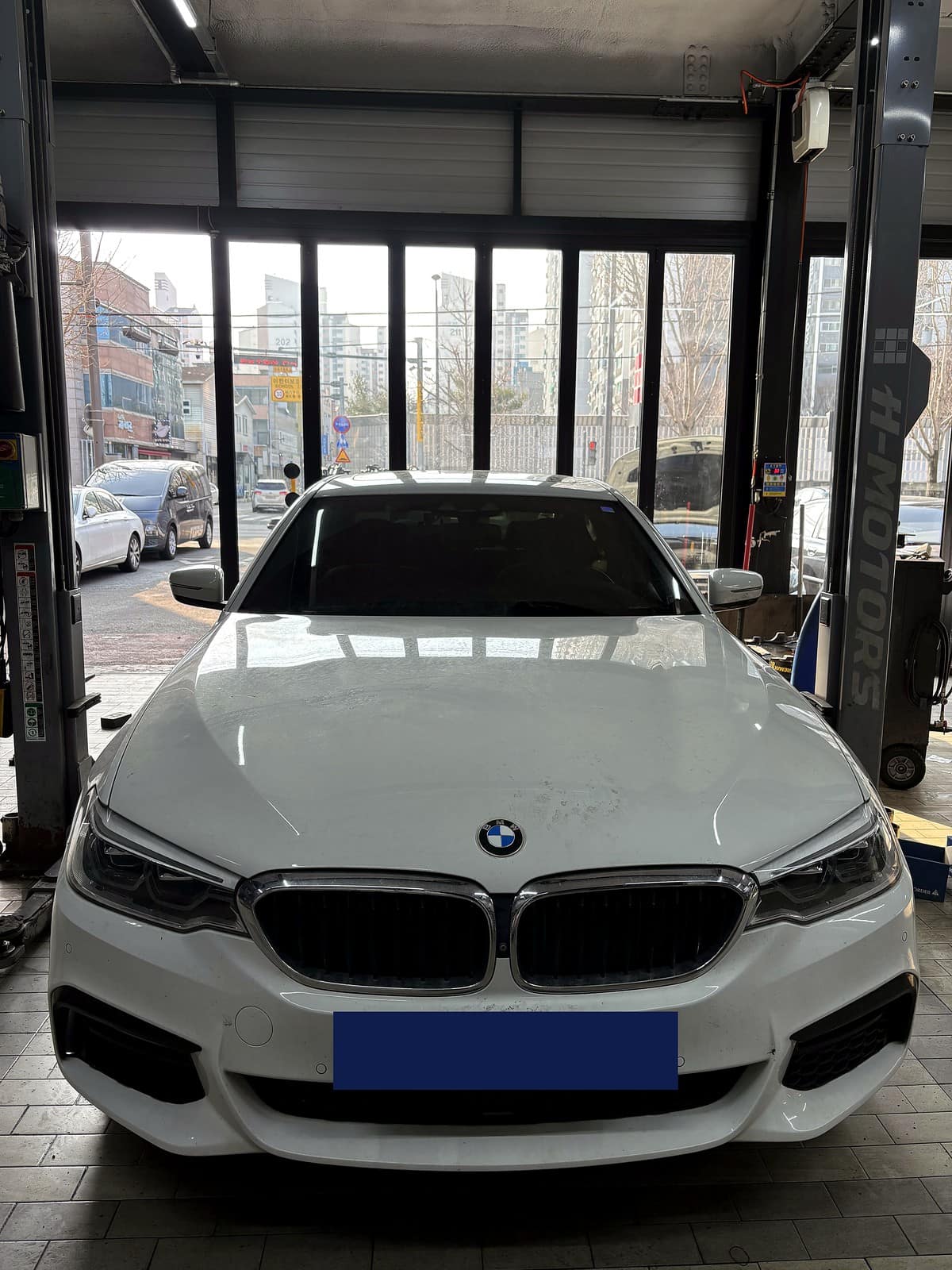 광주 H모터스에 입고된 BMW 5시리즈 530 전면 모습
