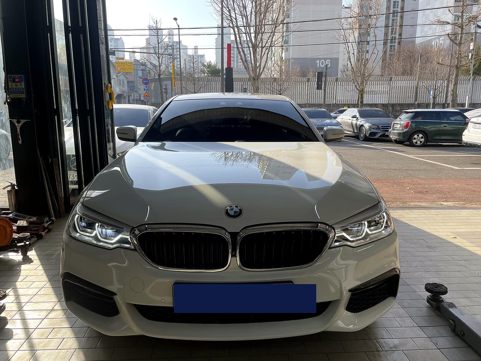 광주 H모터스에 입고된 BMW 5시리즈 전면 모습