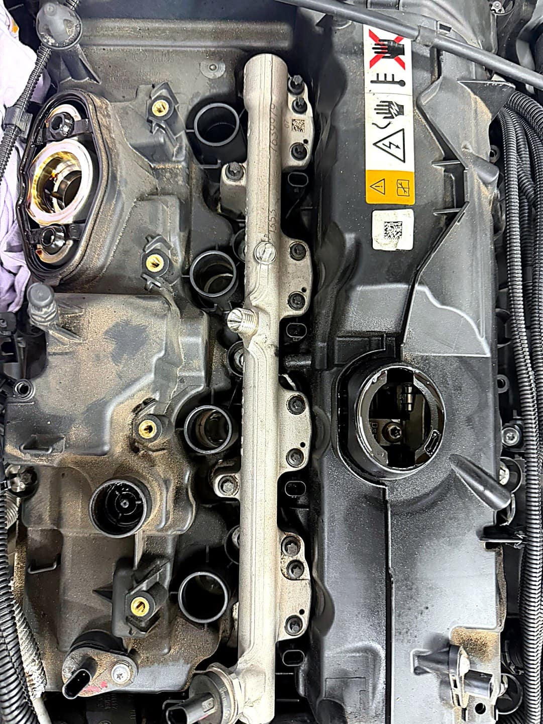 BMW 530i B48 엔진 헤드커버 탈거 후 인젝터와 캠축 상단 노출
