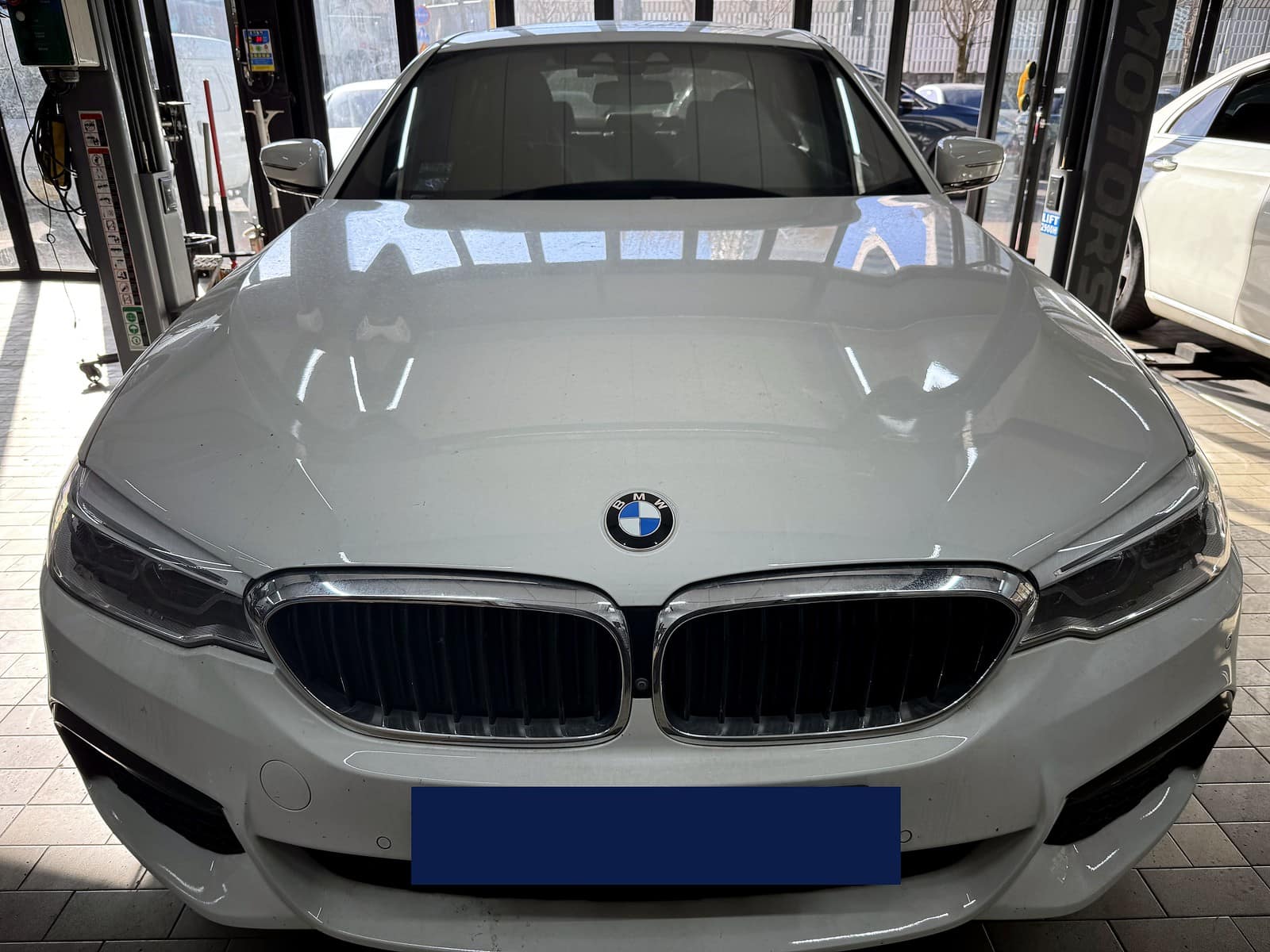 광주 H모터스에 입고된 BMW 530i xDrive 전면 모습