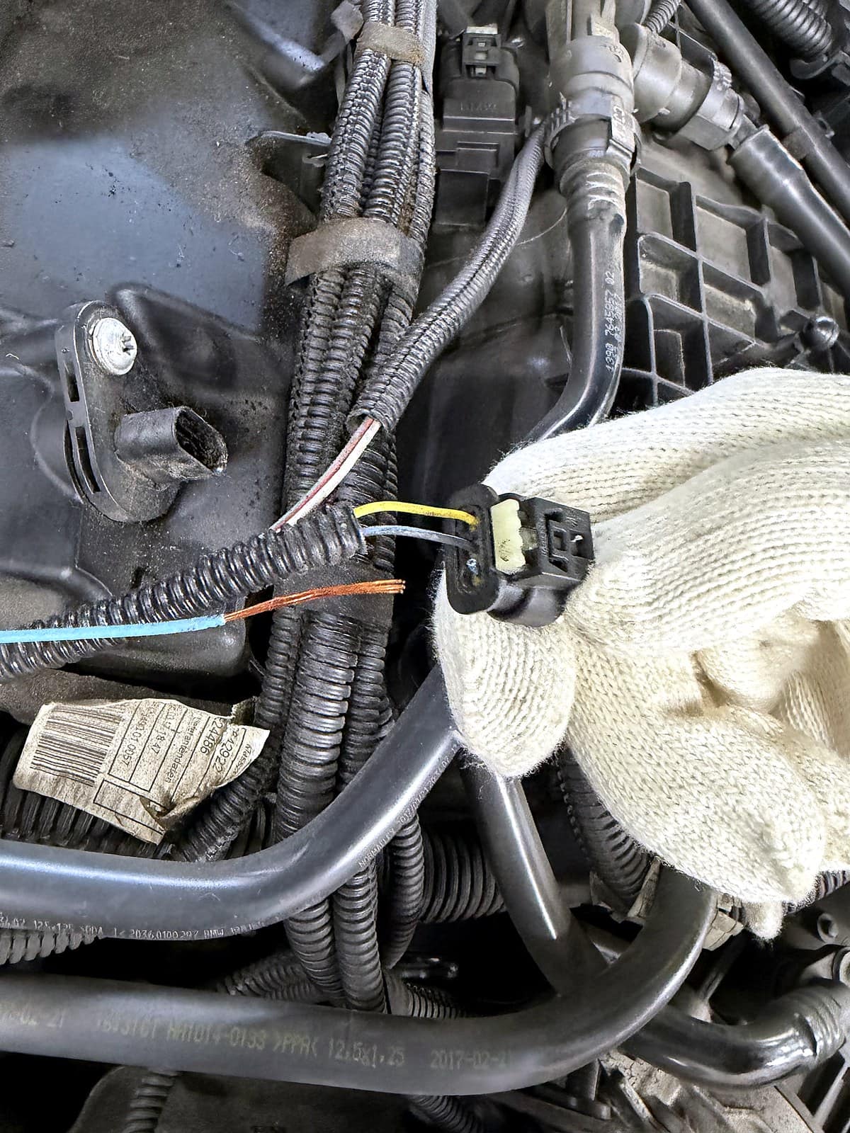 피복이 벗겨져 구리선이 노출된 BMW 530i 캠축센서 배선