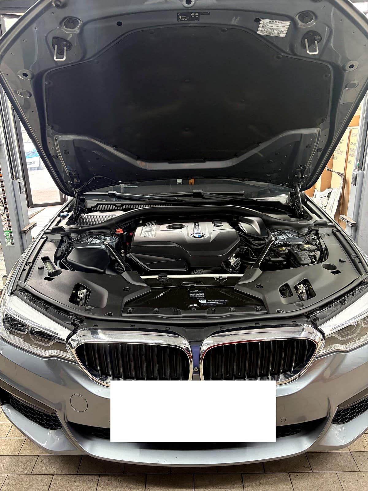 광주 H모터스에 엔진경고등 증상으로 입고된 BMW 530i 앞모습