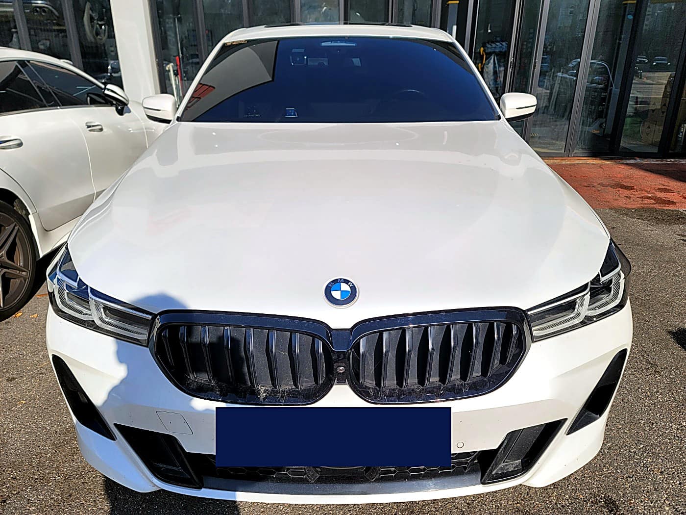 광주 H모터스에 입고된 BMW 620d GT 전면 모습
