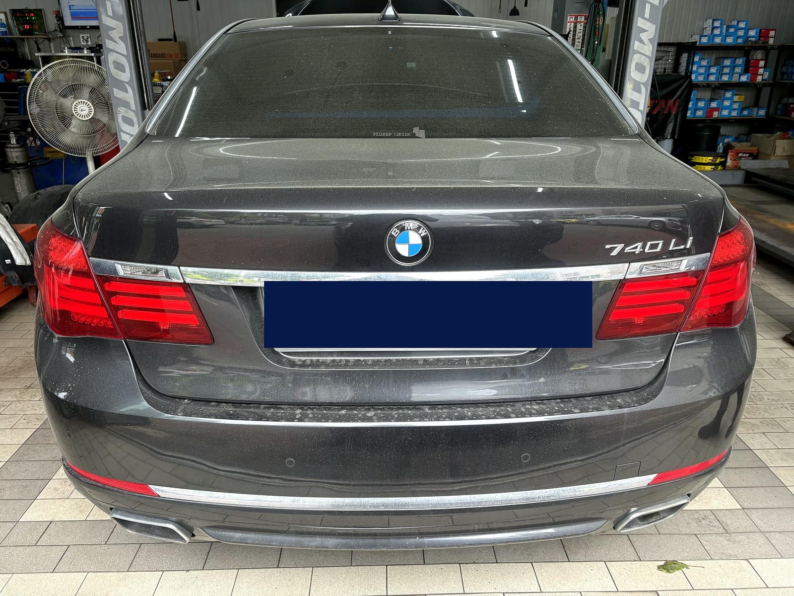 광주 H모터스에 엔진 경고등으로 입고된 BMW 740Li F02 후면
