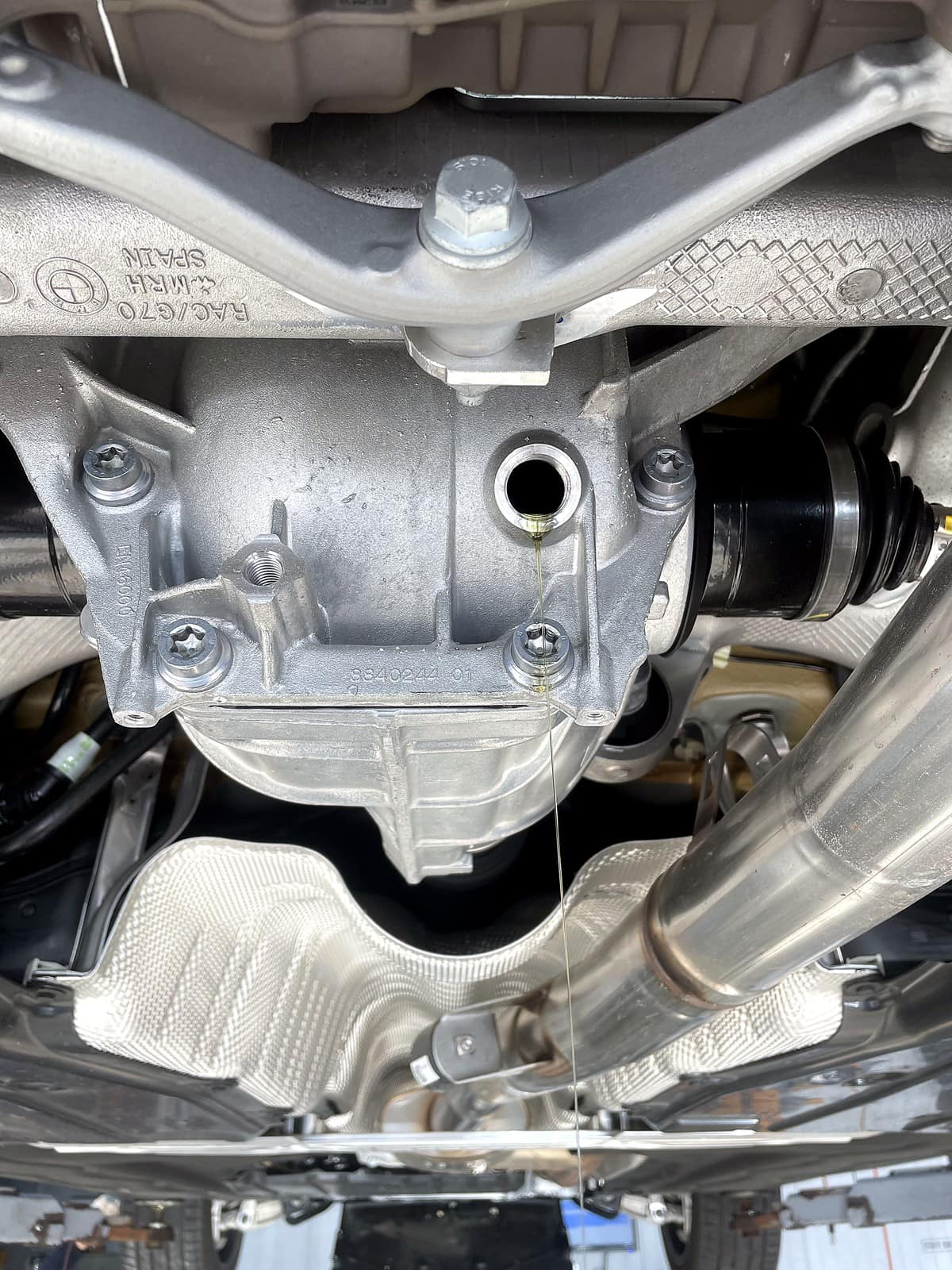 뒤 디퍼런셜 하우징에 정품 오일을 규정량까지 채우는 모습
