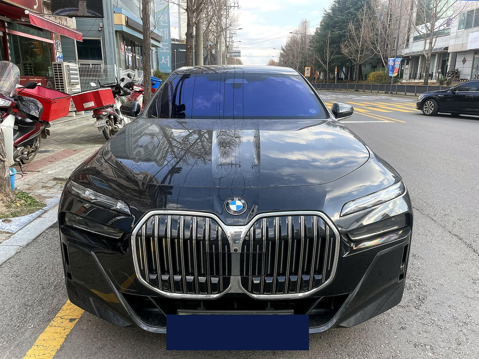광주 H모터스에 입고된 BMW 7시리즈 전면 모습